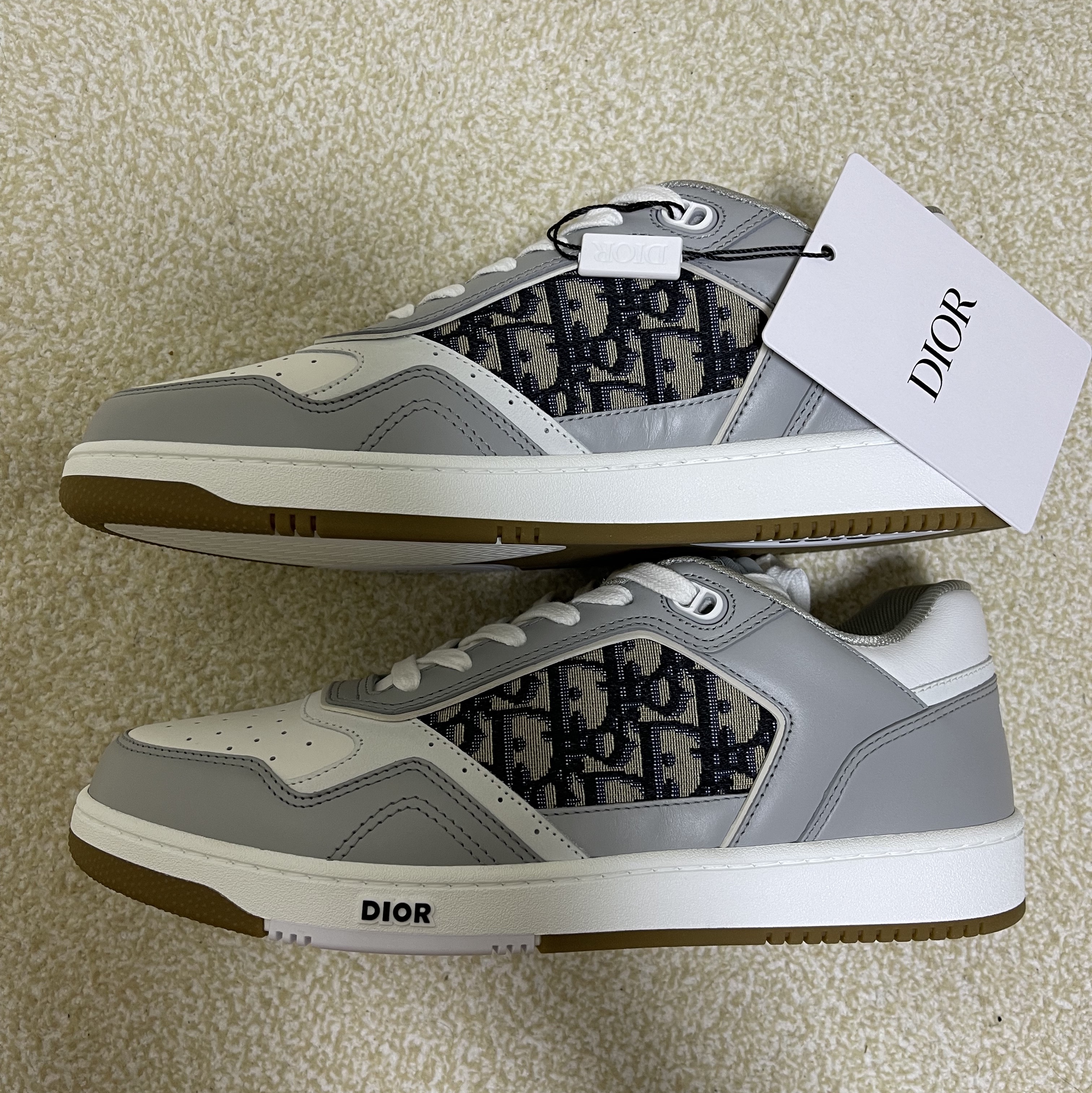 Dior B27 Low-Top Sneakers Gray 착용 스타일 - 2