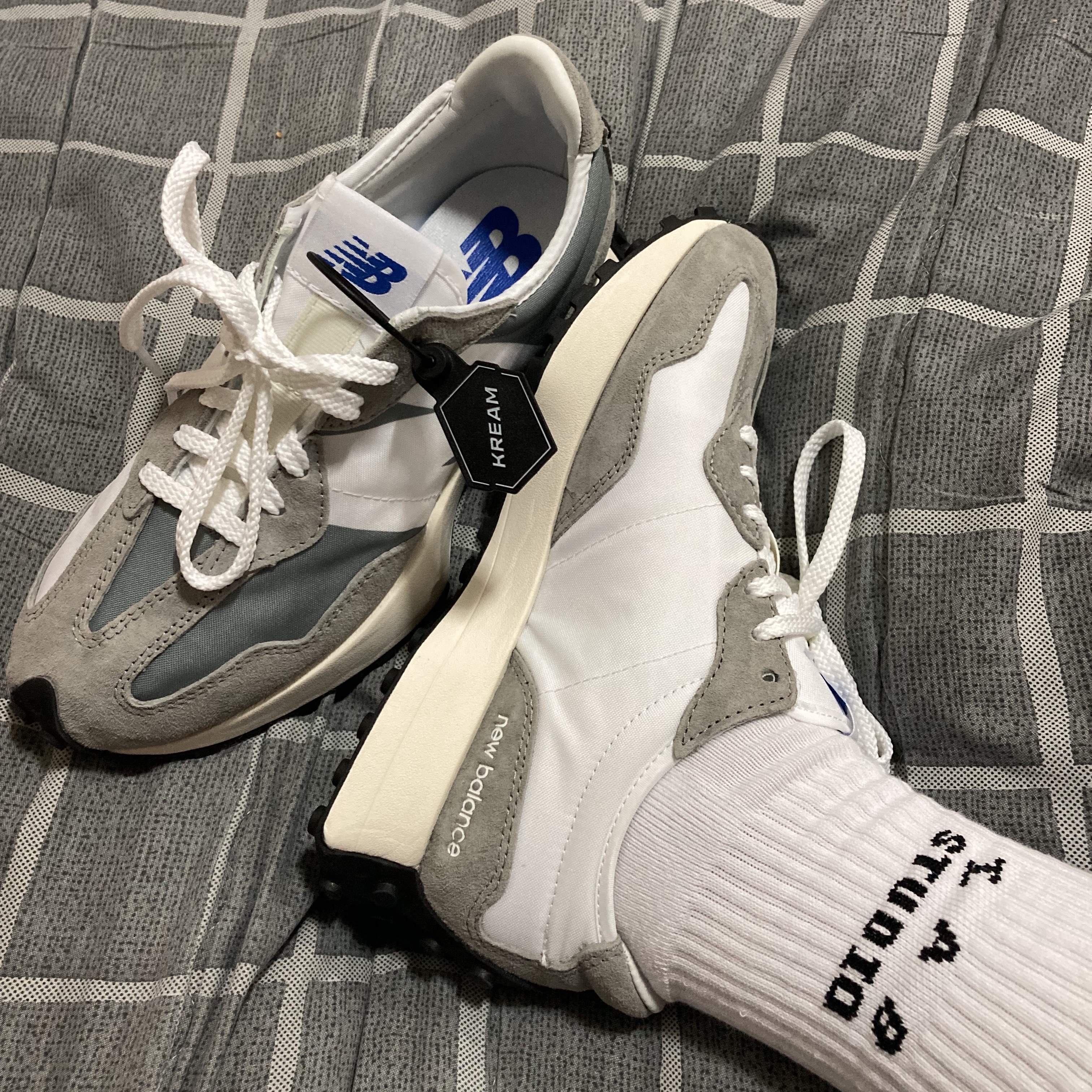 New Balance 327 Grey, IAB Studio White & Ash Blue Socks (3 Pack) 착용 스타일 - 2