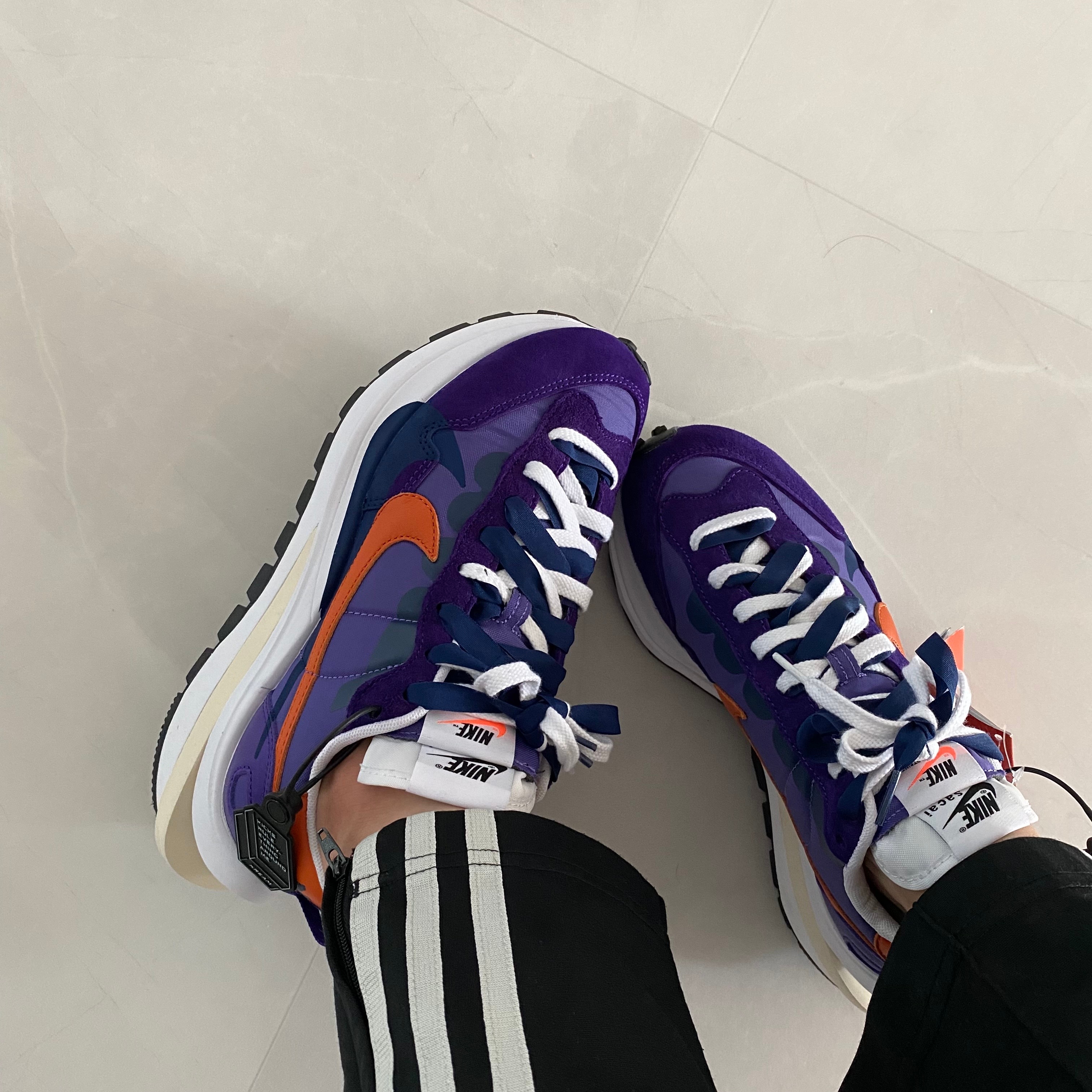 Nike x Sacai VaporWaffle Dark Iris 착용 스타일 - 1