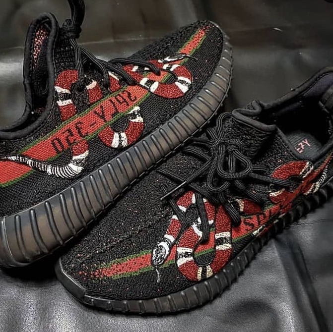 Adidas Yeezy Boost 350 V2 Black Red 2020 착용 스타일