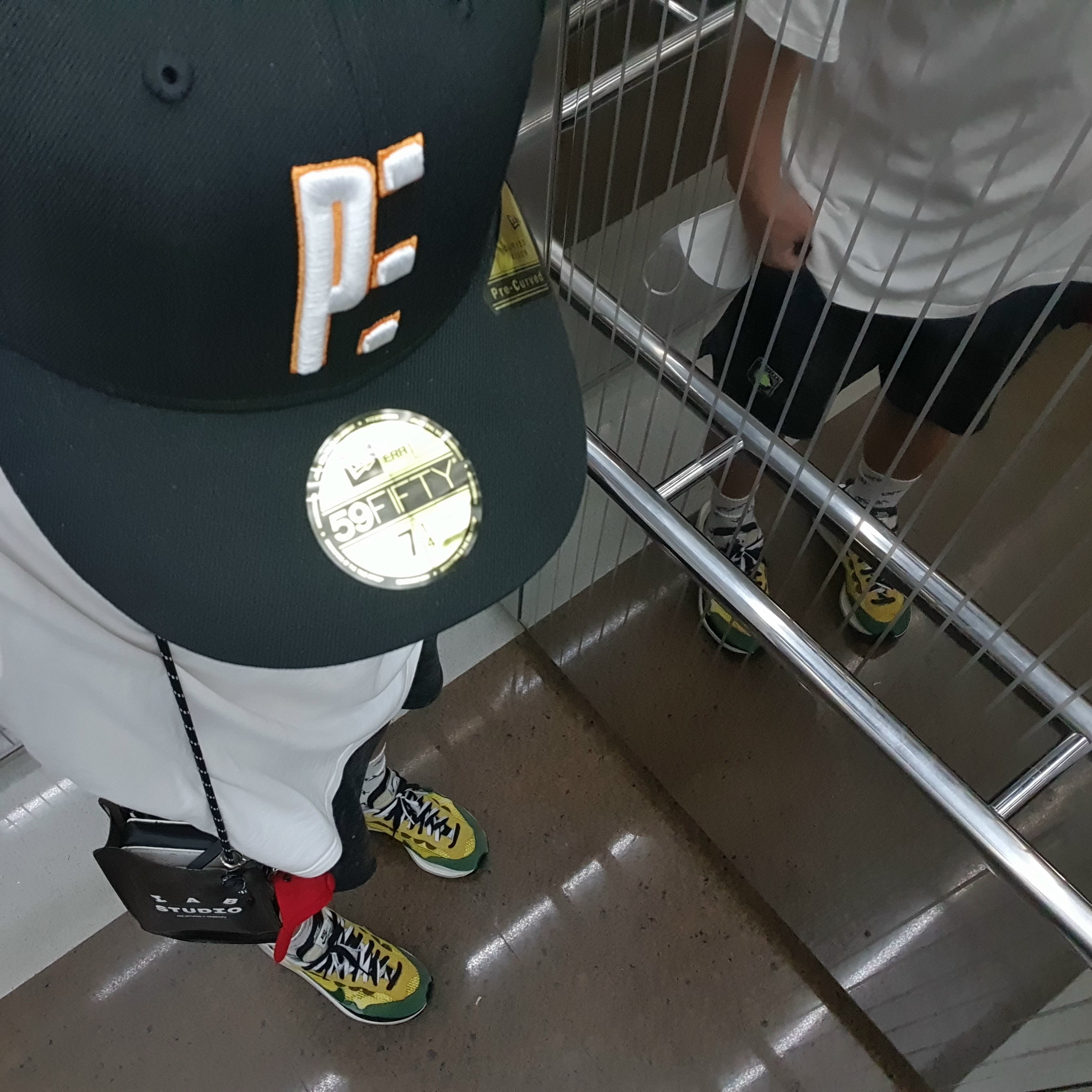 Nike x Sacai VaporWaffle Tour Yellow & Gorge Green Sail, IAB Studio x Casetify Logo Sling Bag Jet Black 착용 스타일