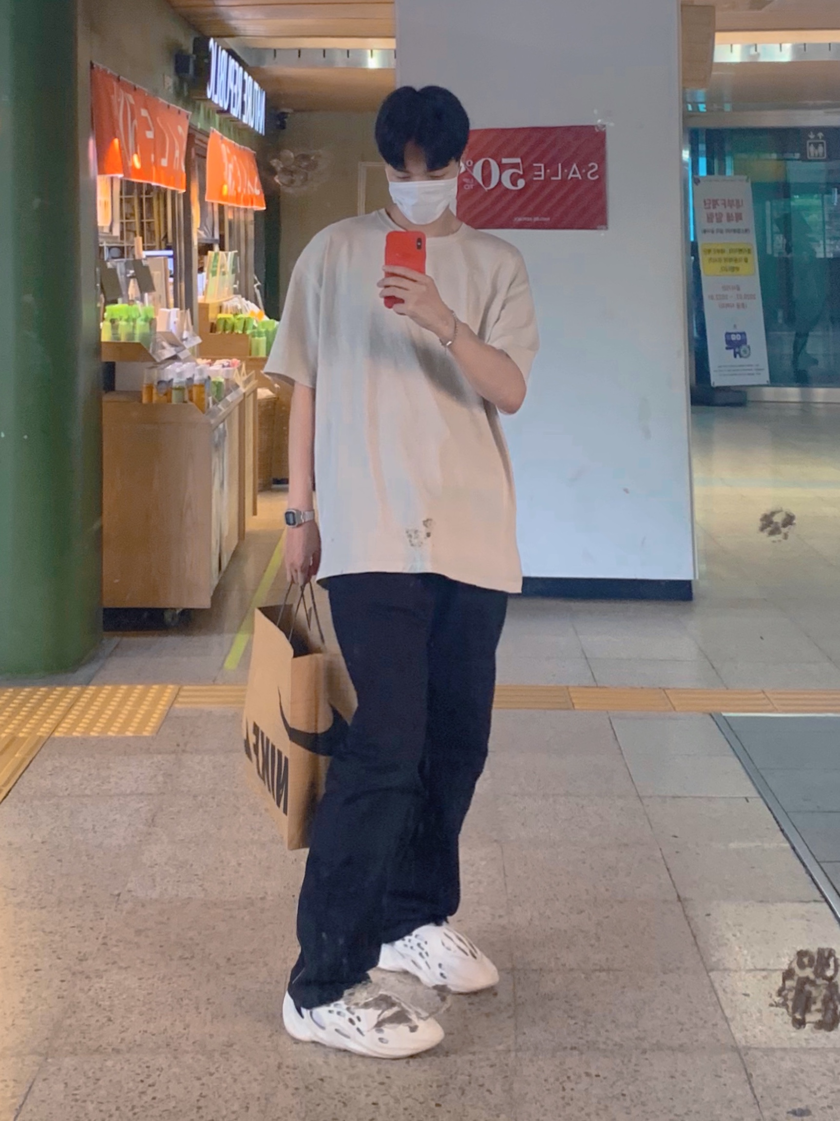 Adidas Yeezy Foam RNNR Sand 착용 스타일