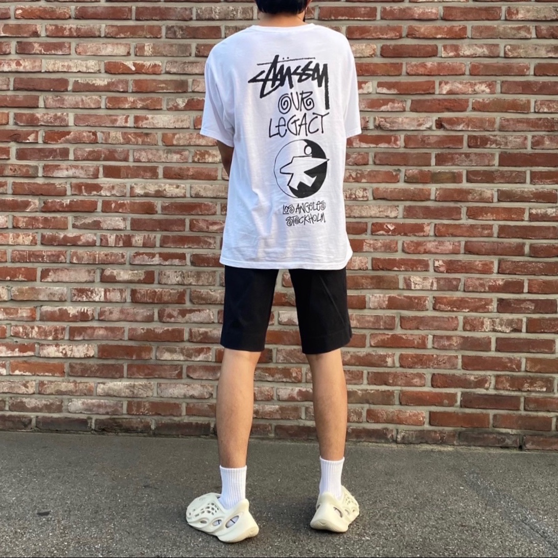 Adidas Yeezy Foam RNNR Sand, Stussy x Our Legacy Surfman T-Shirt White - 21SS 착용 스타일 - 1
