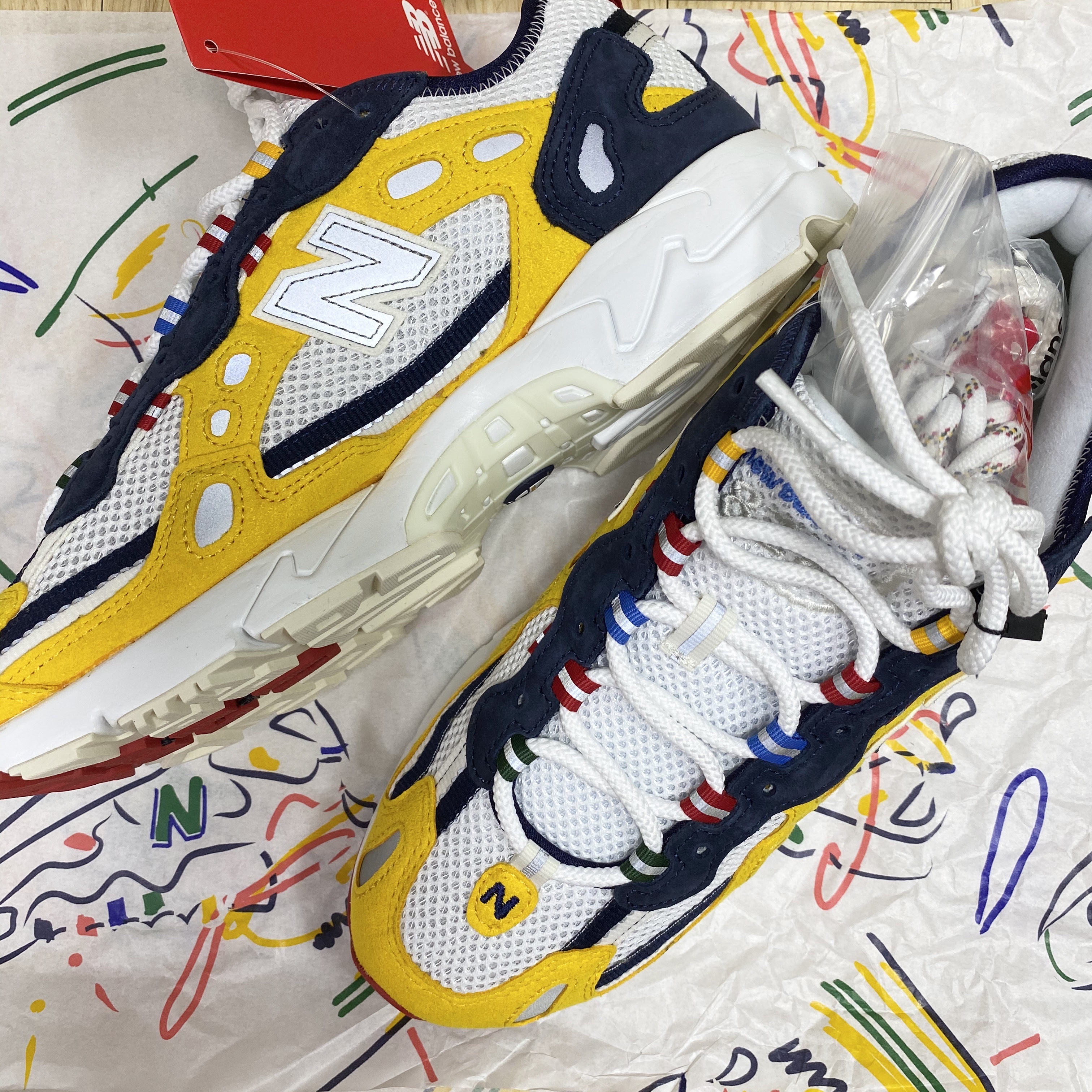New Balance x Aime Leon Dore 827 Abzorb Yellow 착용 스타일 - 3