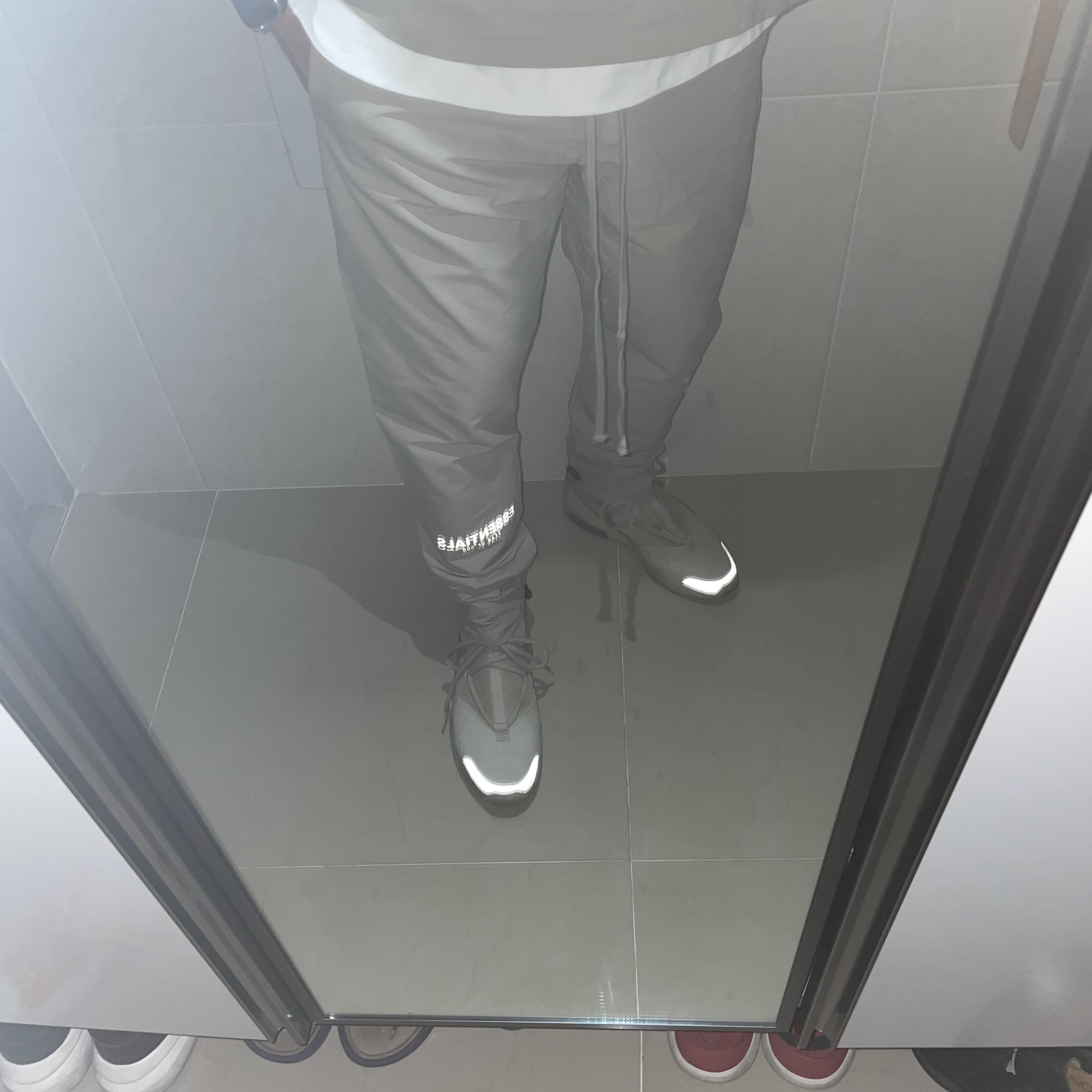 Essentials T-Shirt Moss - 21SS, Essentials Track Pants Moss - 21SS 착용 스타일 - 2