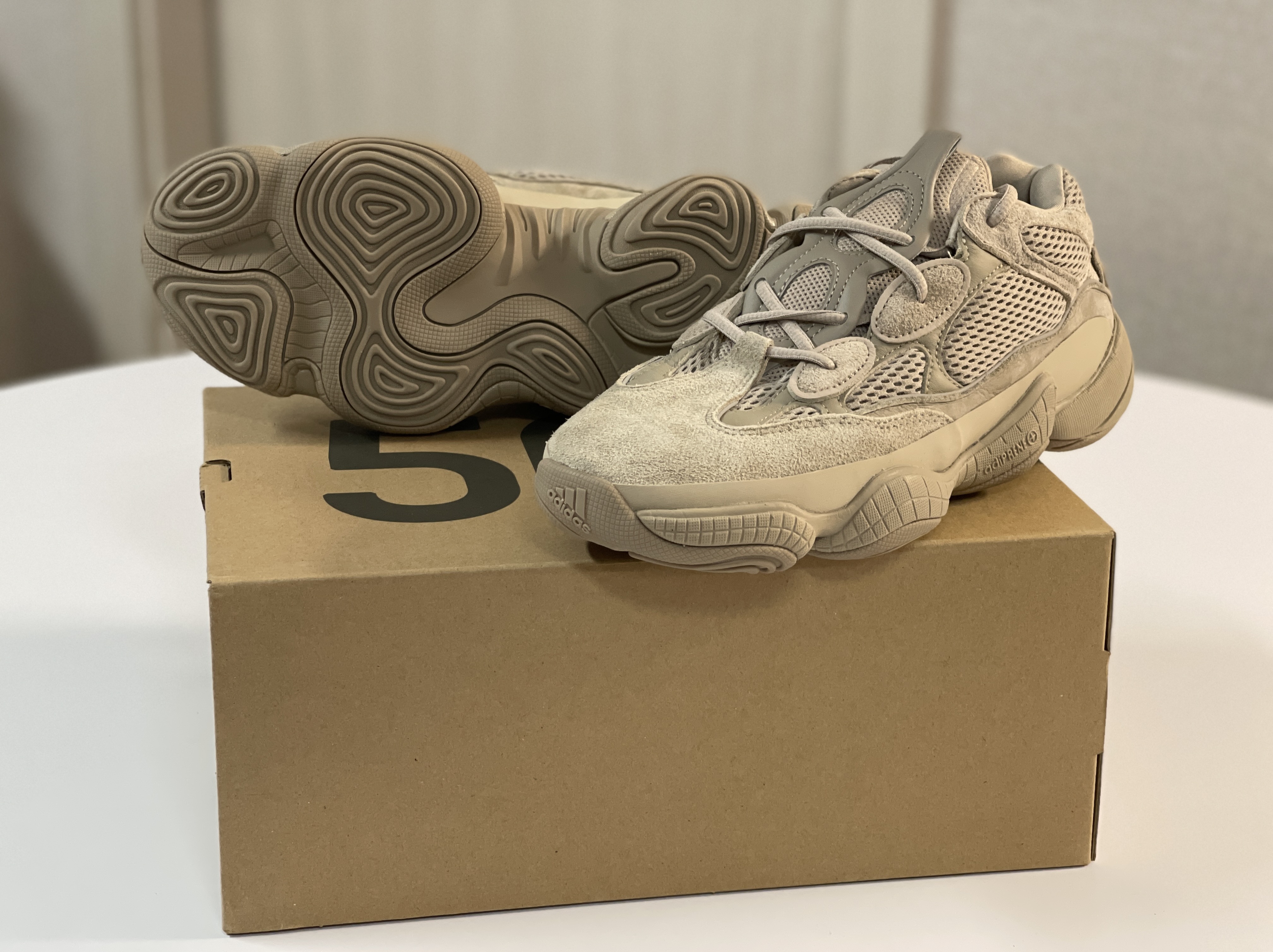 Adidas Yeezy 500 Taupe Light 착용 스타일 - 2