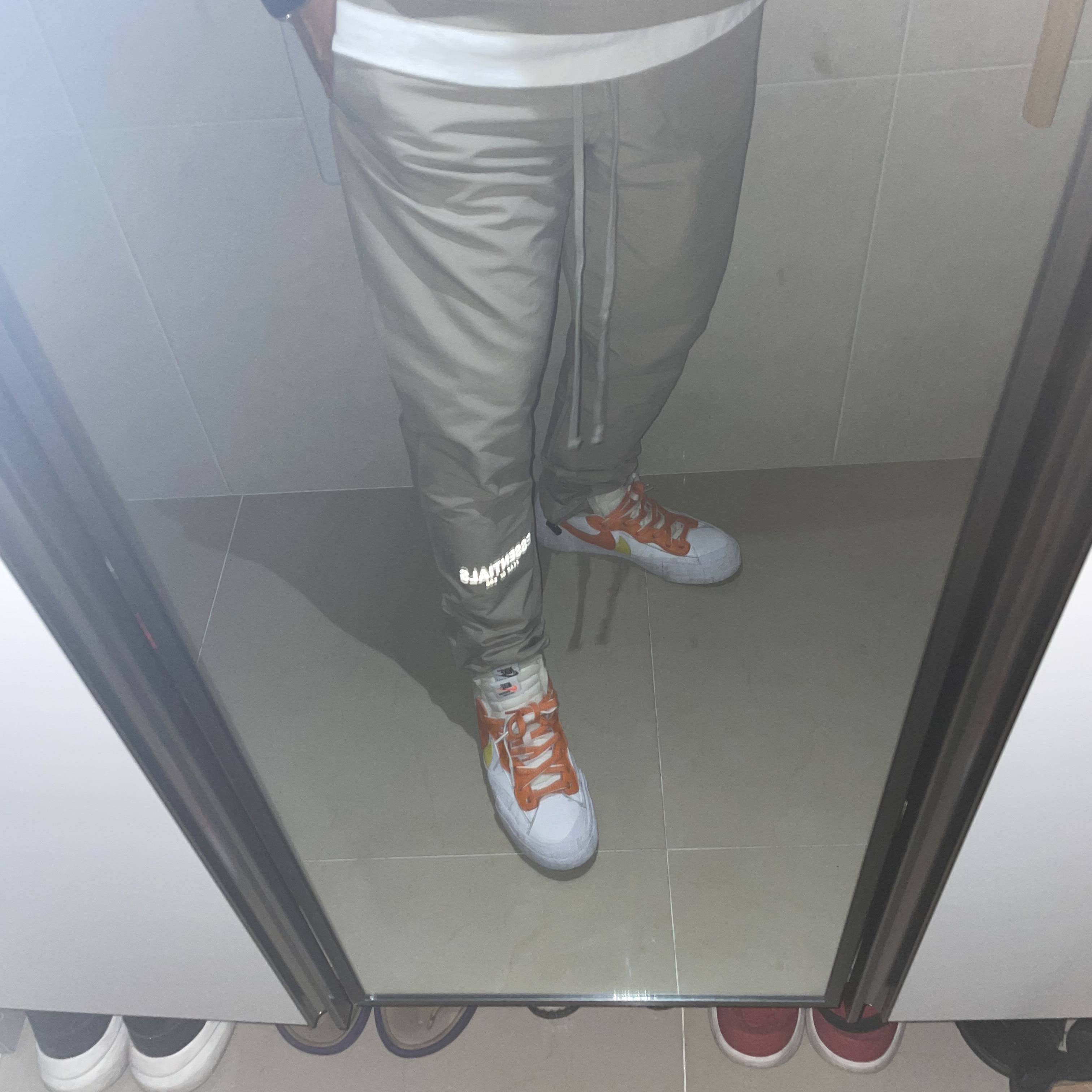 Essentials T-Shirt Moss - 21SS, Essentials Track Pants Moss - 21SS 착용 스타일 - 4