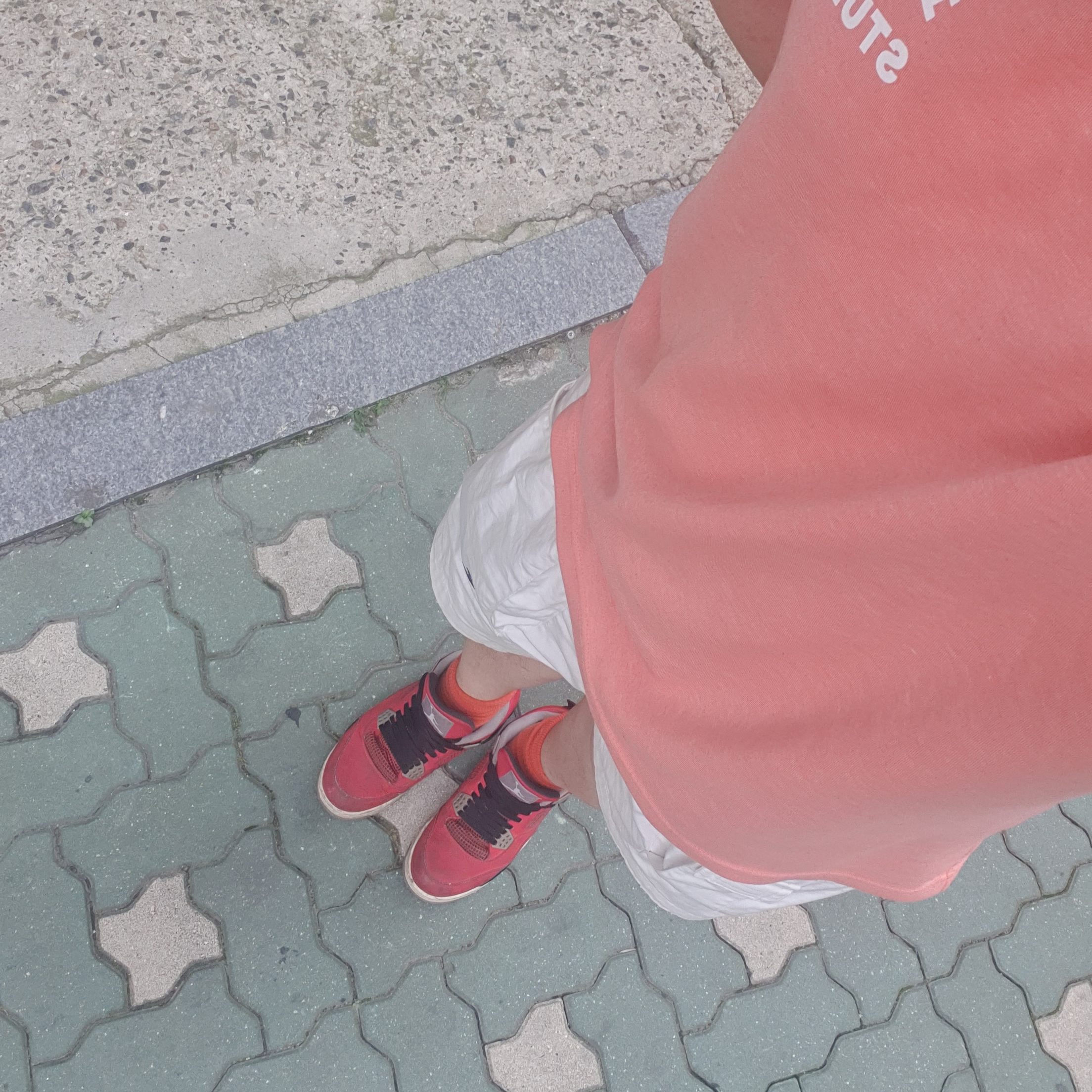 IAB Studio T-Shirt Salmon, Jordan 4 Retro Toro Bravo 착용 스타일