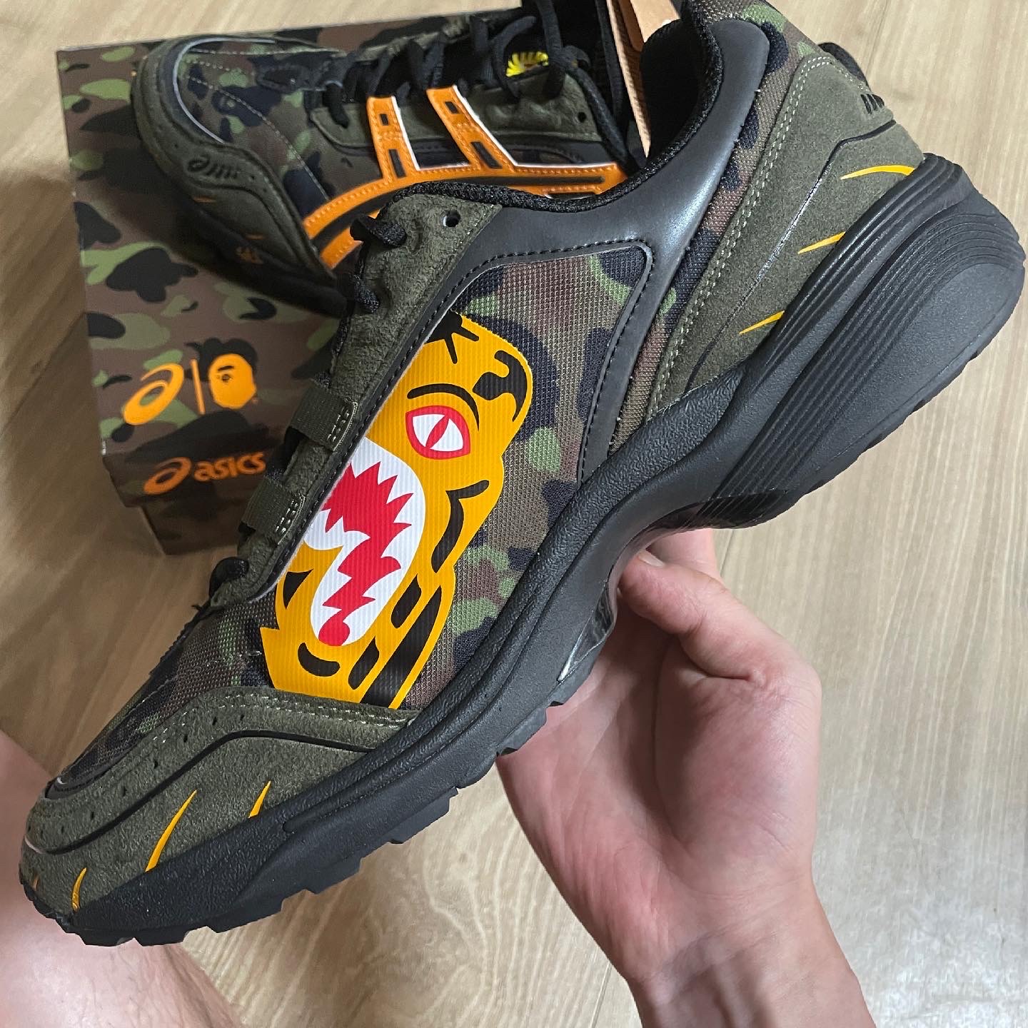 Asics x BAPE Gel-1090 Tiger Camo 착용 스타일 - 3