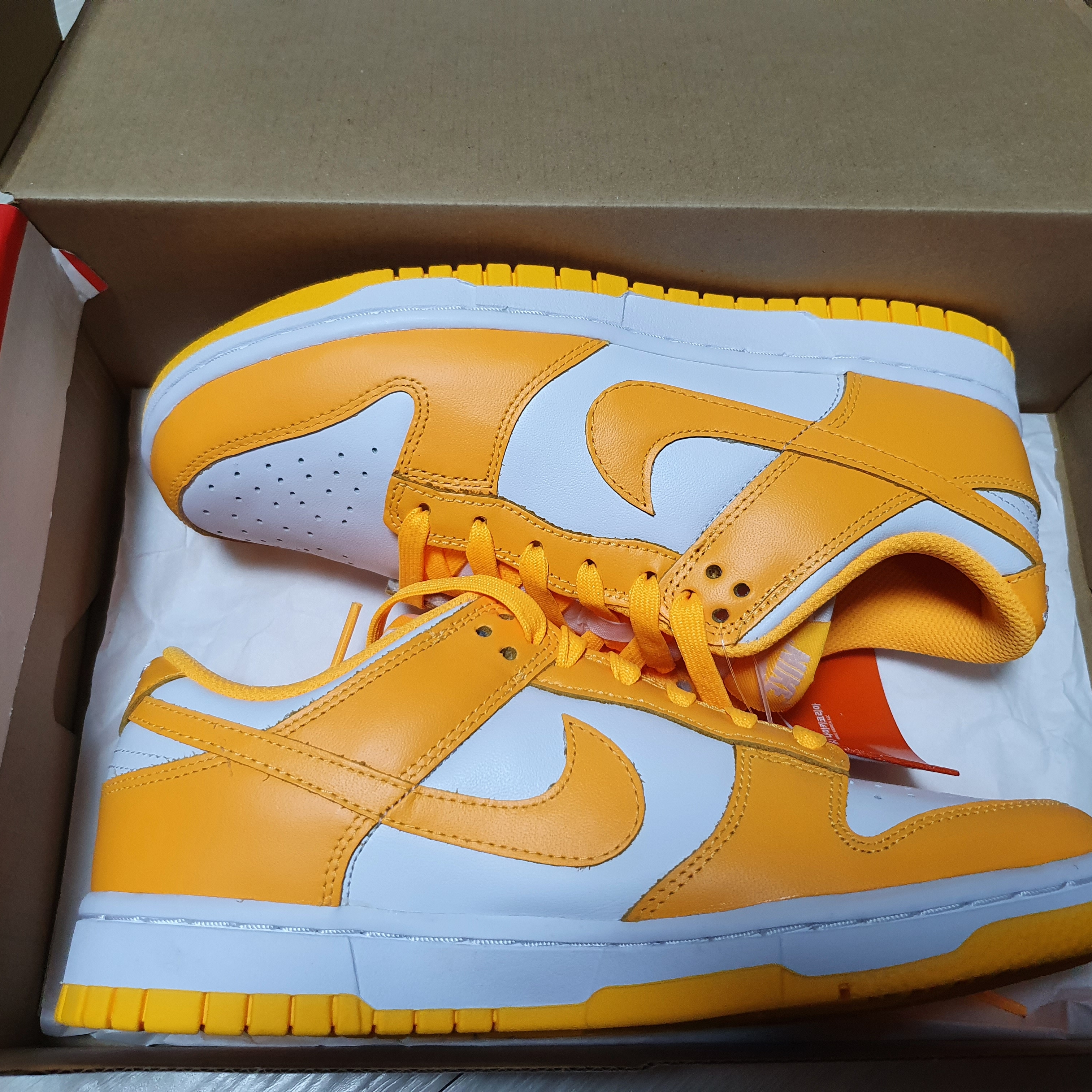 (W) Nike Dunk Low Laser Orange, (GS) Jordan 1 Low Dark Powder Blue 착용 스타일 - 1