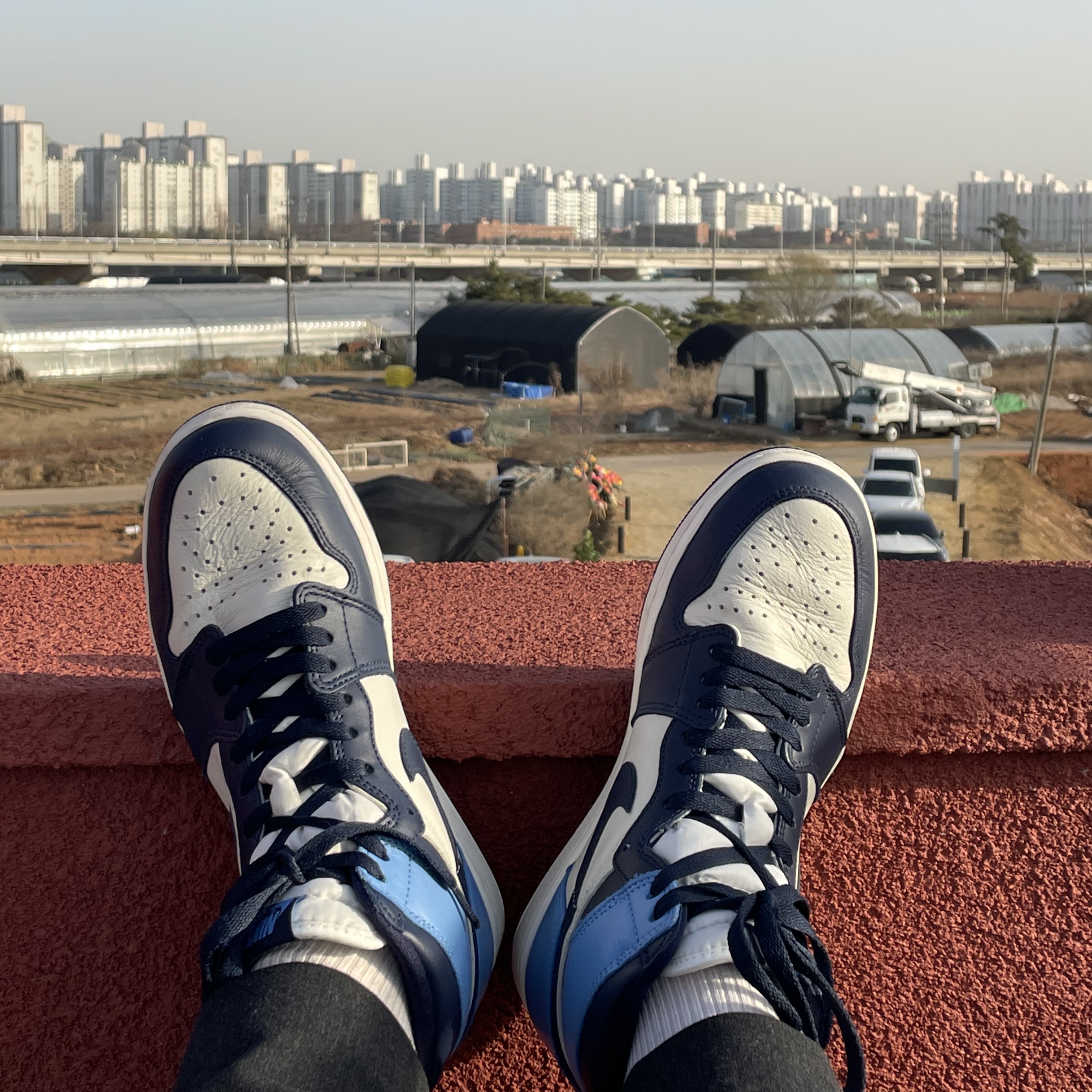 Jordan 1 Retro High Obsidian UNC 착용 스타일 - 1
