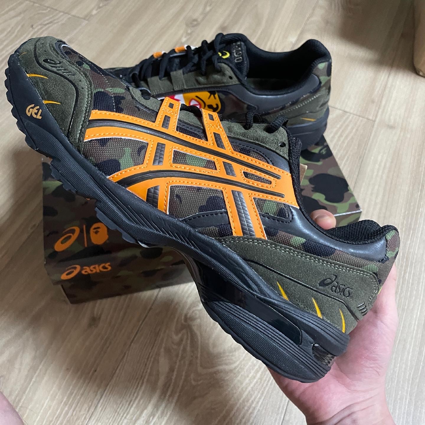 Asics x BAPE Gel-1090 Tiger Camo 착용 스타일 - 2