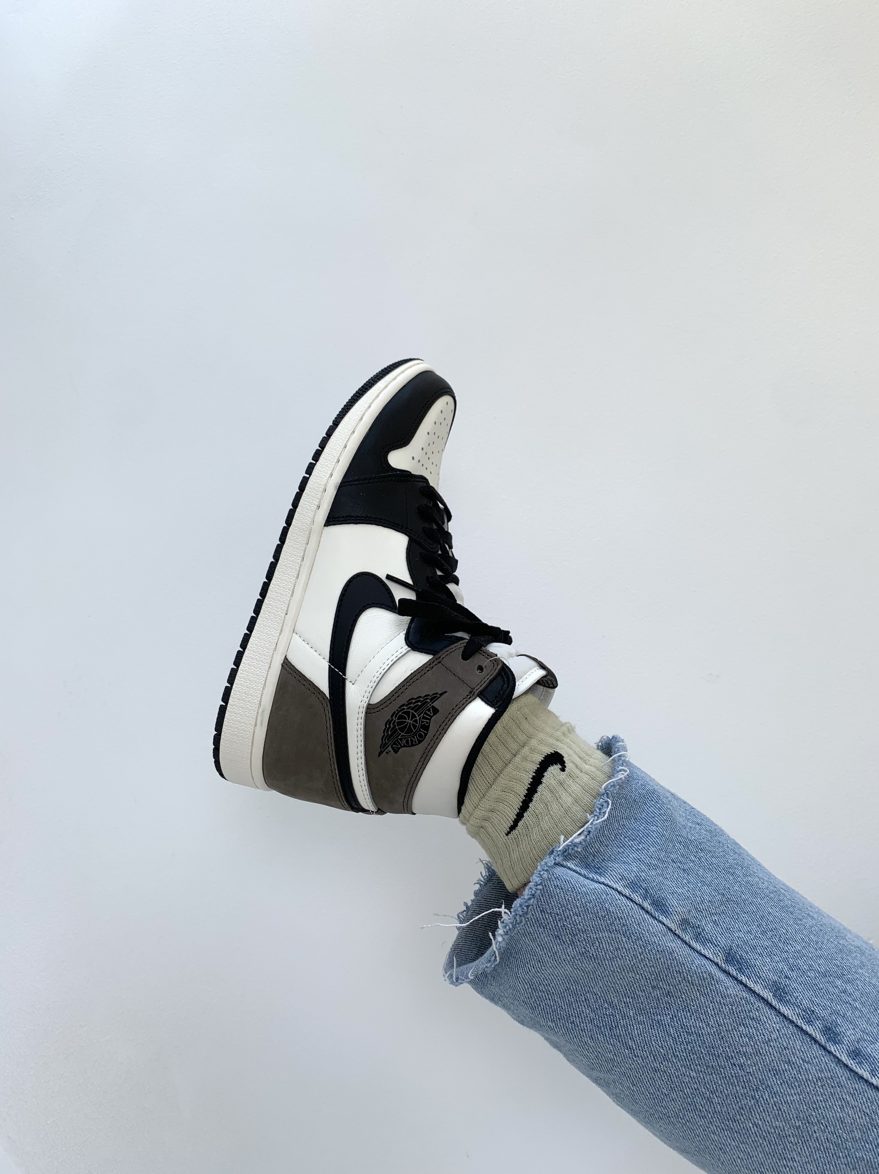 Jordan 1 Retro High OG Black Mocha 착용 스타일 - 1