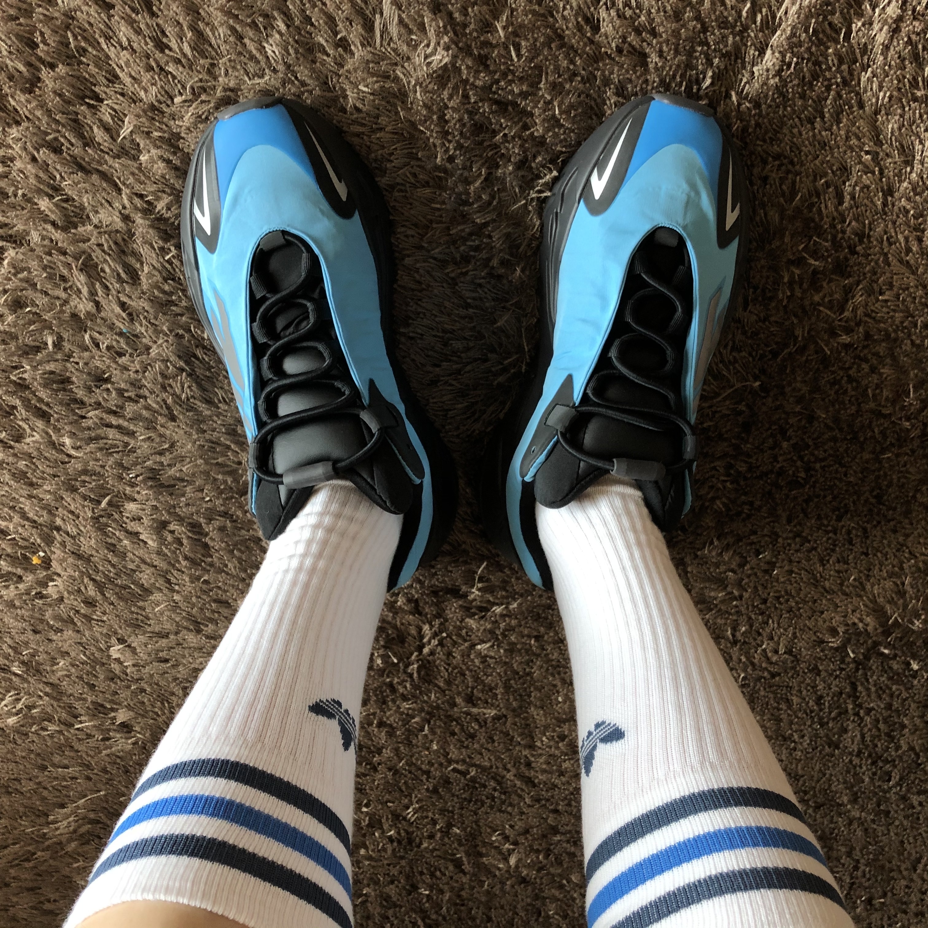 Adidas Yeezy Boost 700 MNVN Bright Cyan 착용 스타일 - 2