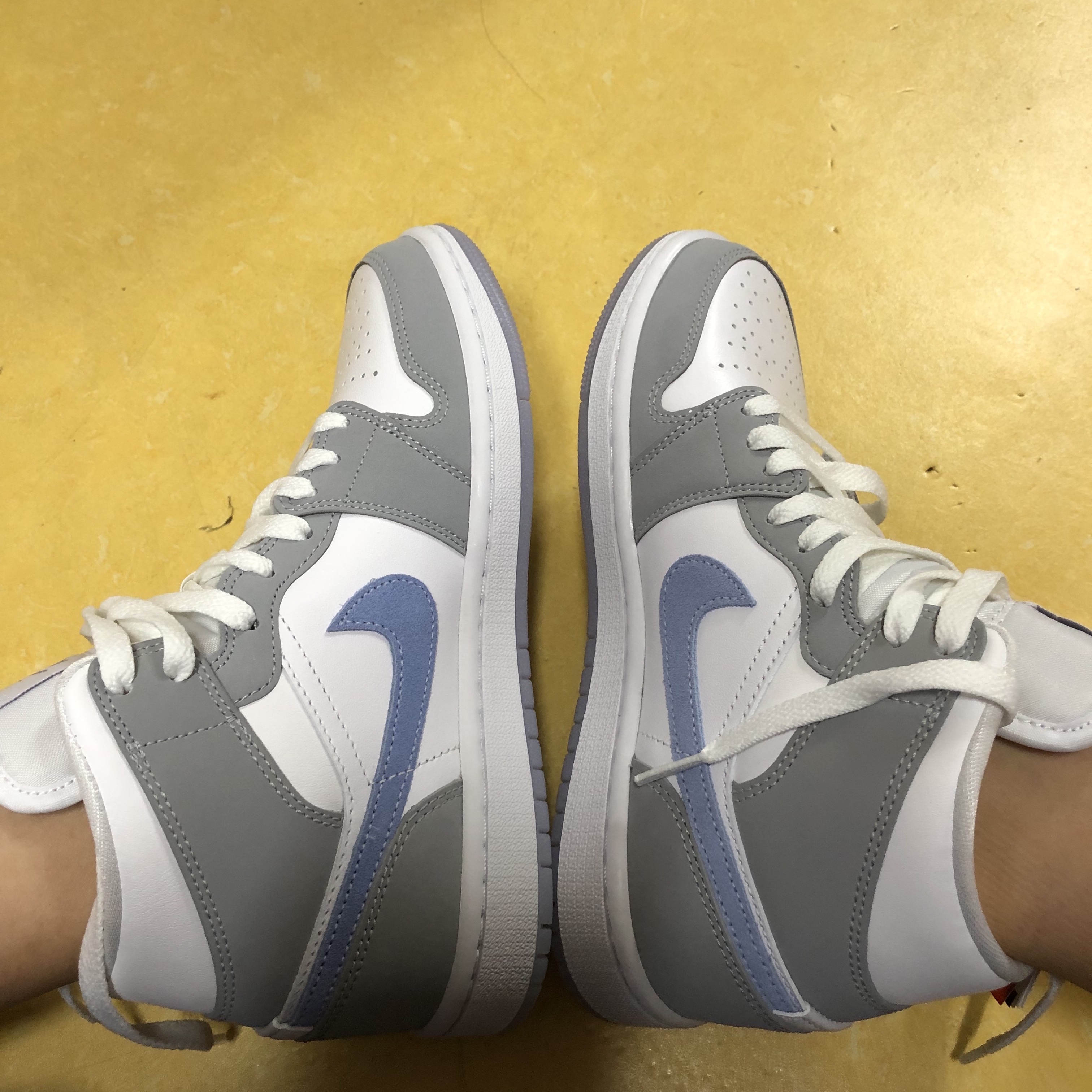(W) Jordan 1 Mid Wolf Grey 착용 스타일 - 3