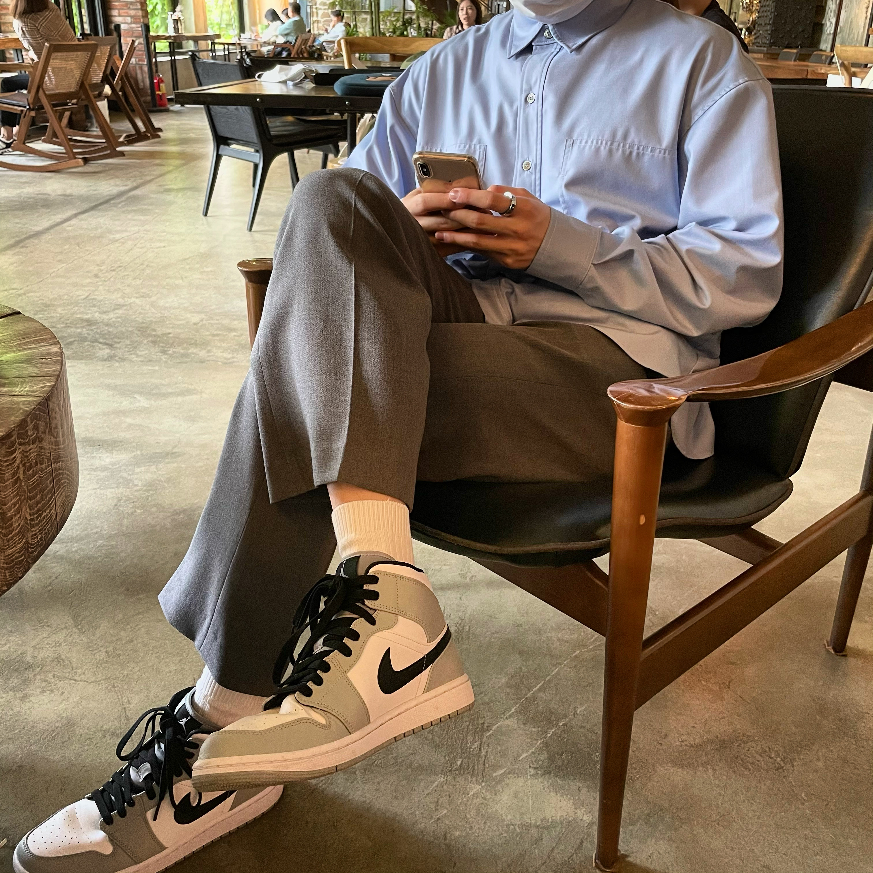 Jordan 1 Mid Light Smoke Grey 착용 스타일