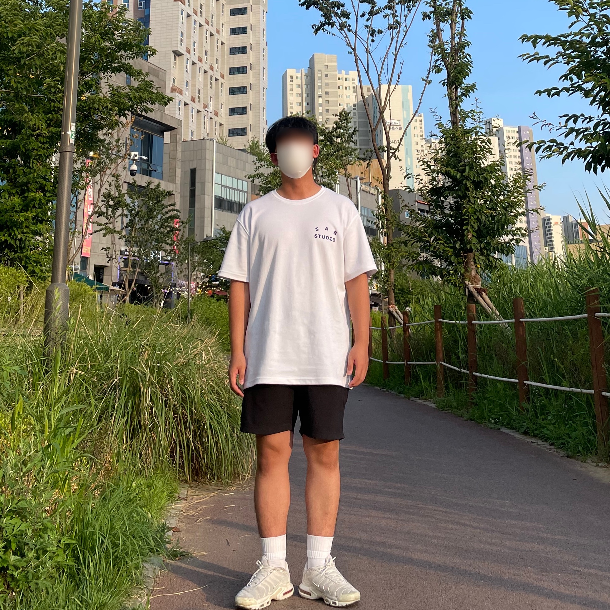 IAB Studio T-Shirt White, Nike Air Max Plus TN Triple White 착용 스타일 - 2