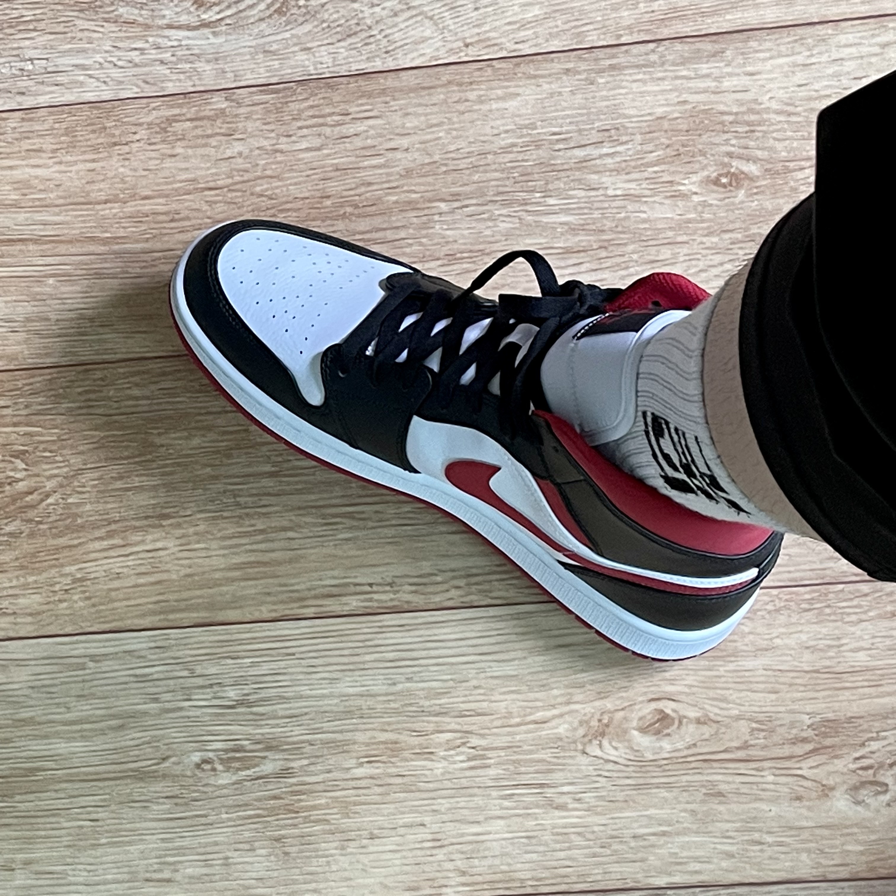Jordan 1 Mid Gym Red Black White 착용 스타일 - 2