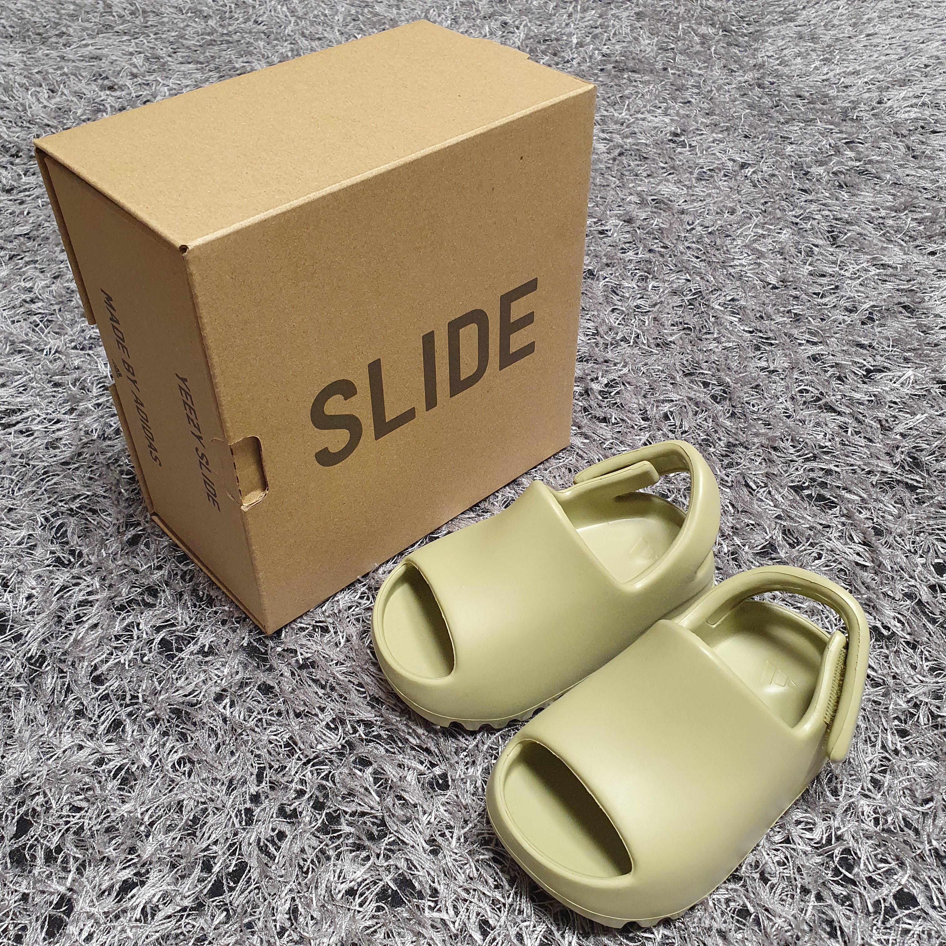 (Infant) Adidas Yeezy Slide Resin 착용 스타일 - 1