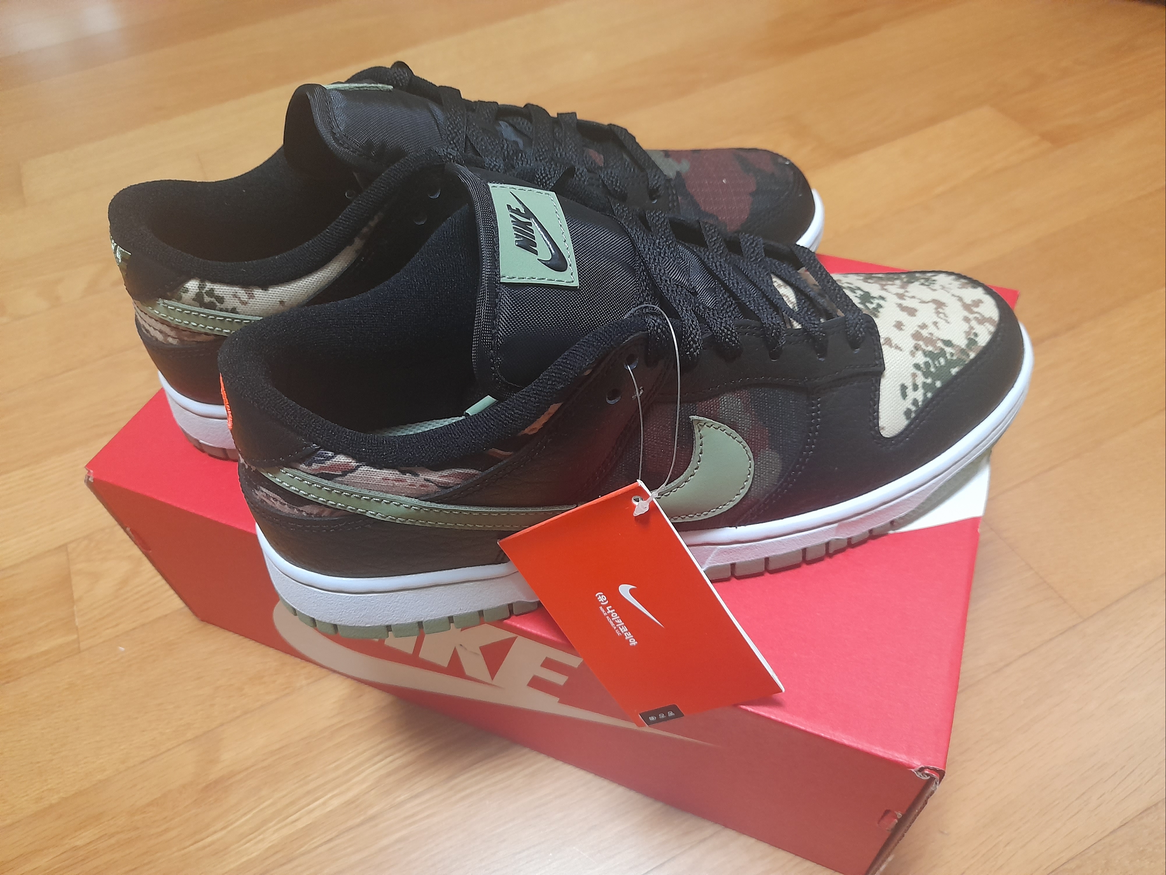 Nike Dunk Low SE Black Multi Camo 착용 스타일