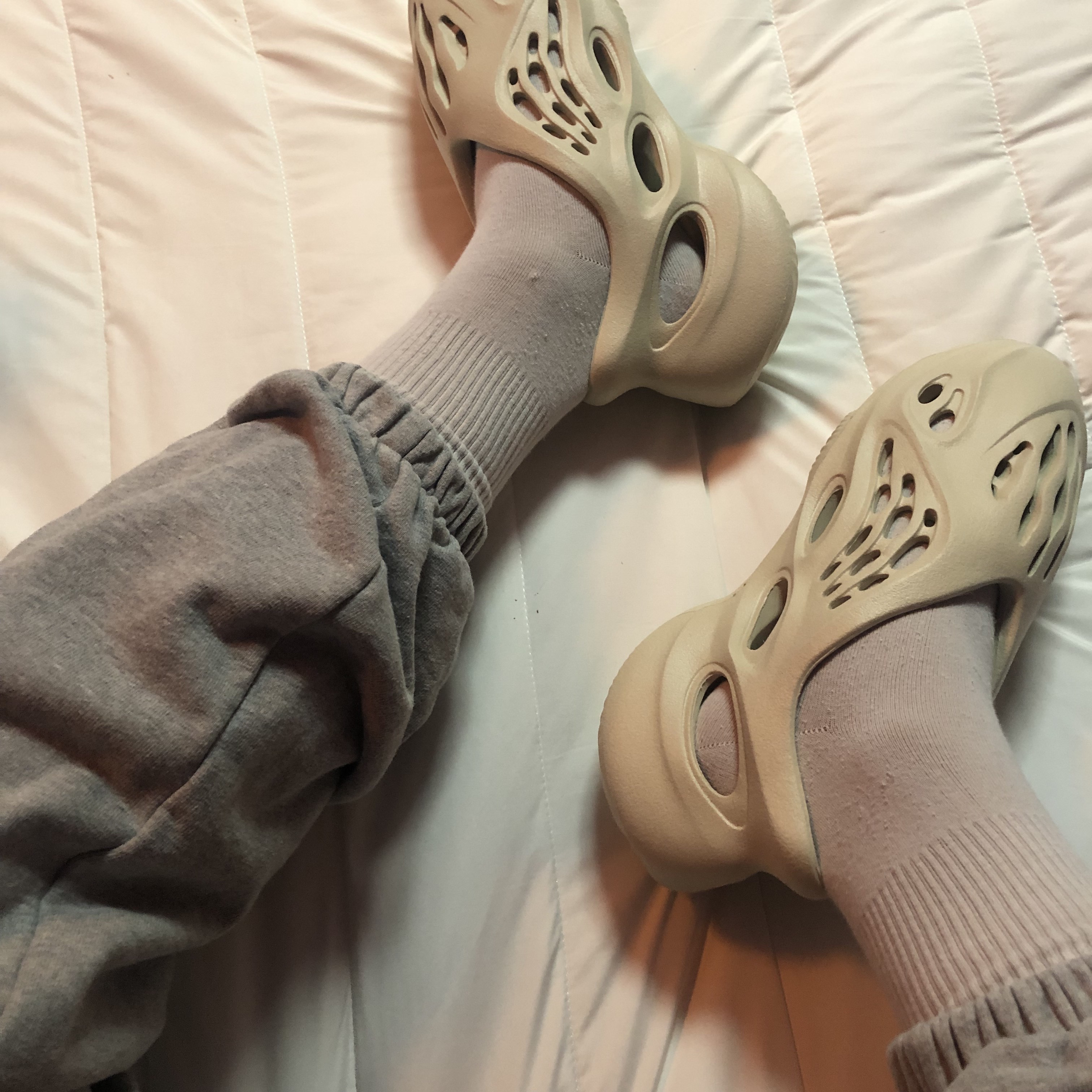Adidas Yeezy Foam RNNR Sand 착용 스타일