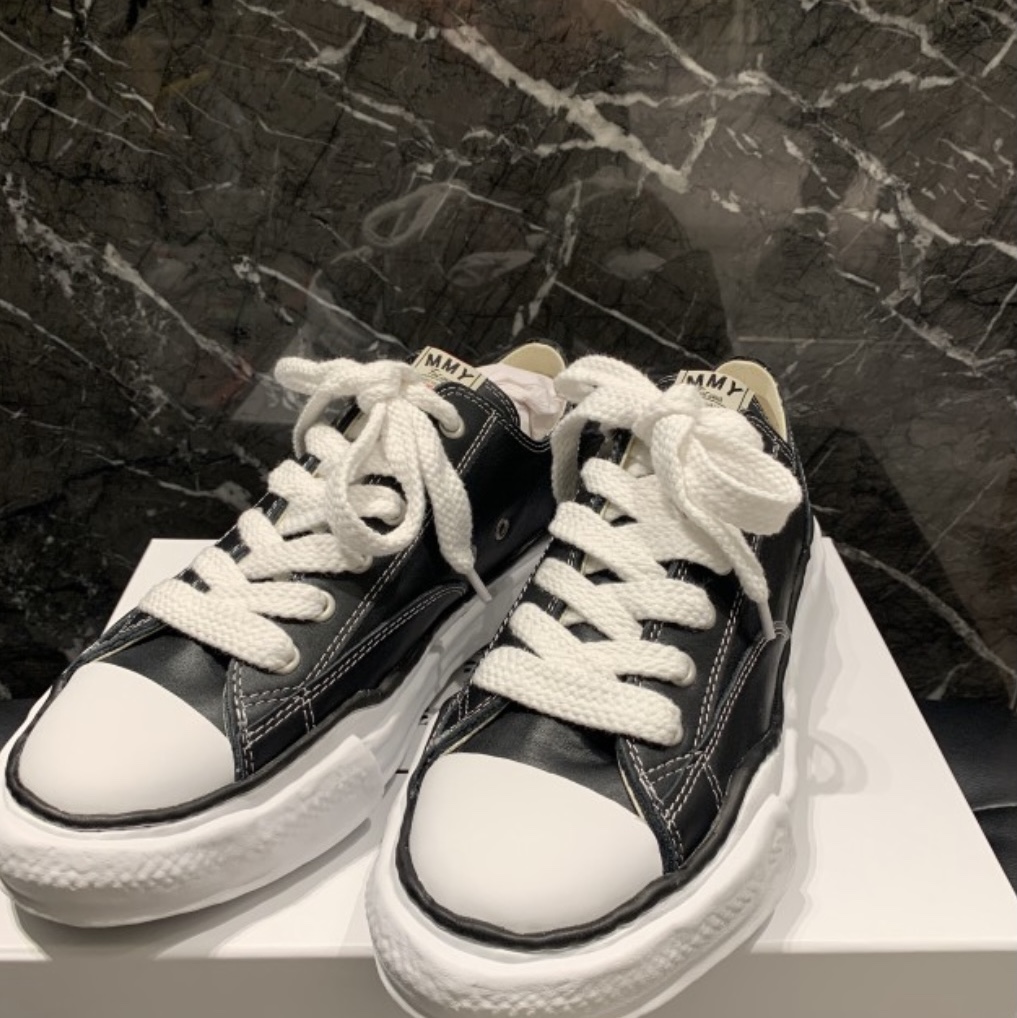 Maison Mihara Yasuhiro Peterson OG Sole Leather Low Sneakers Black 착용 스타일 - 3