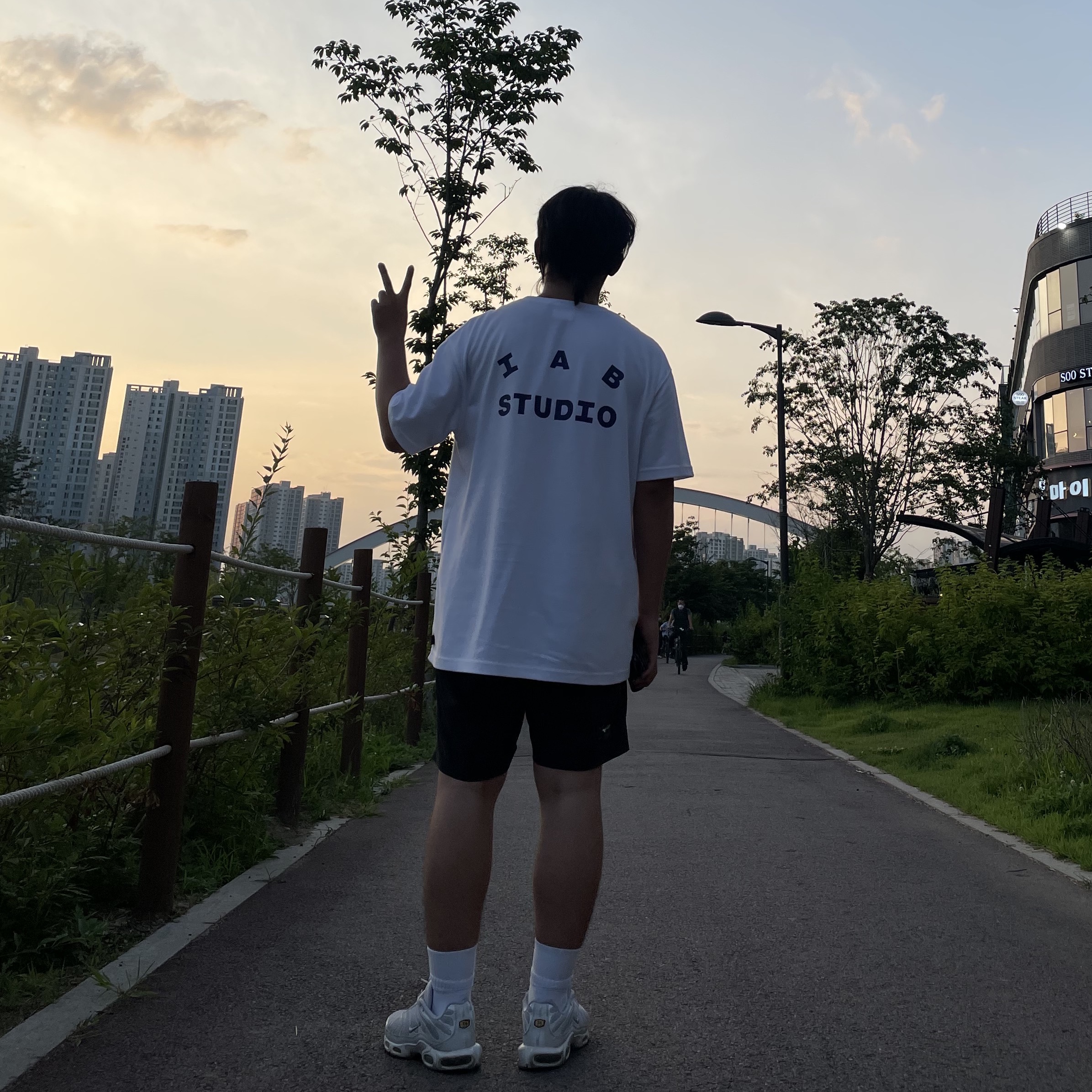IAB Studio T-Shirt White, Nike Air Max Plus TN Triple White 착용 스타일 - 4