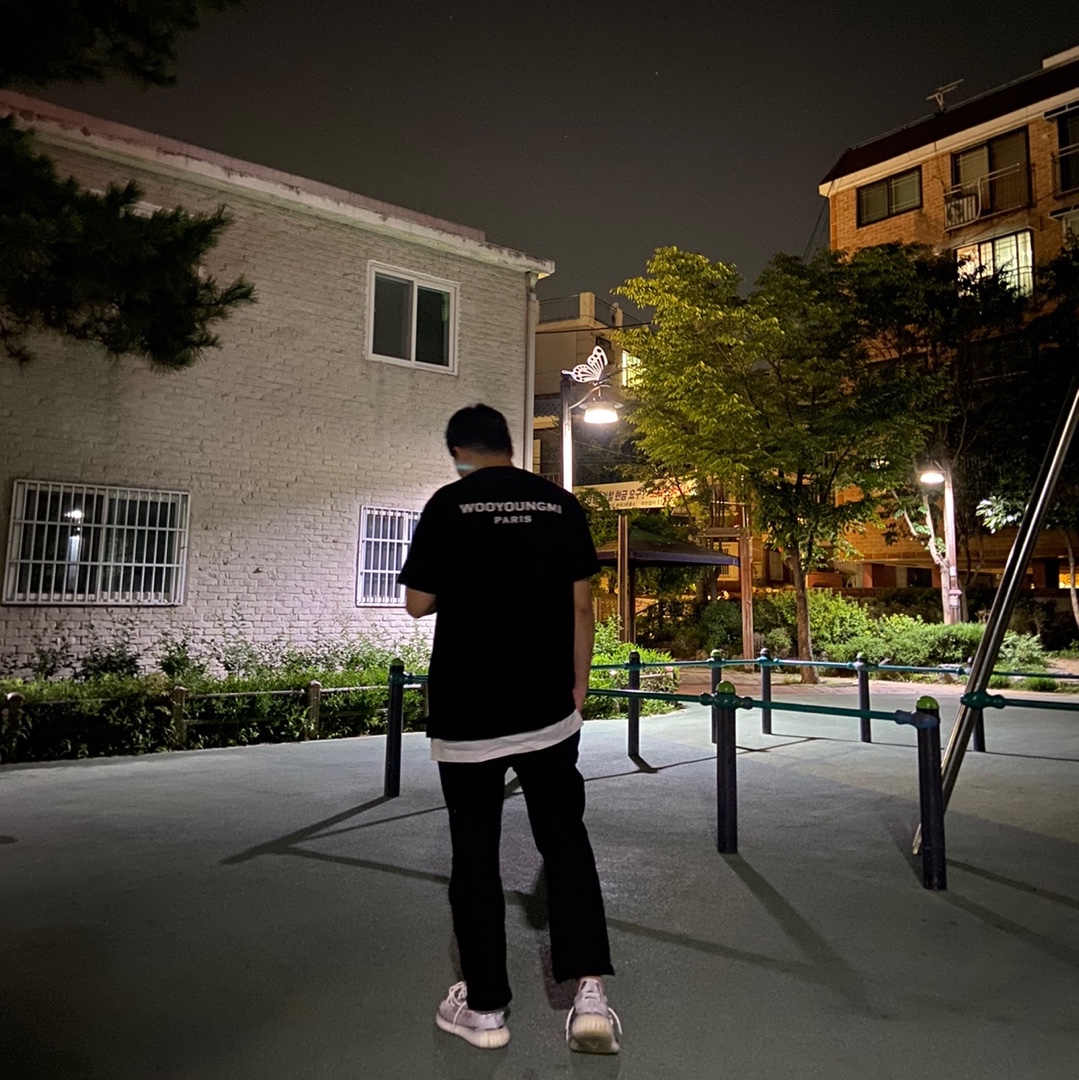 Adidas Yeezy Boost 350 V2 Zebra 2017/2019/2020, Wooyoungmi White Back Logo T-Shirt Black - 22FW 착용 스타일 - 1
