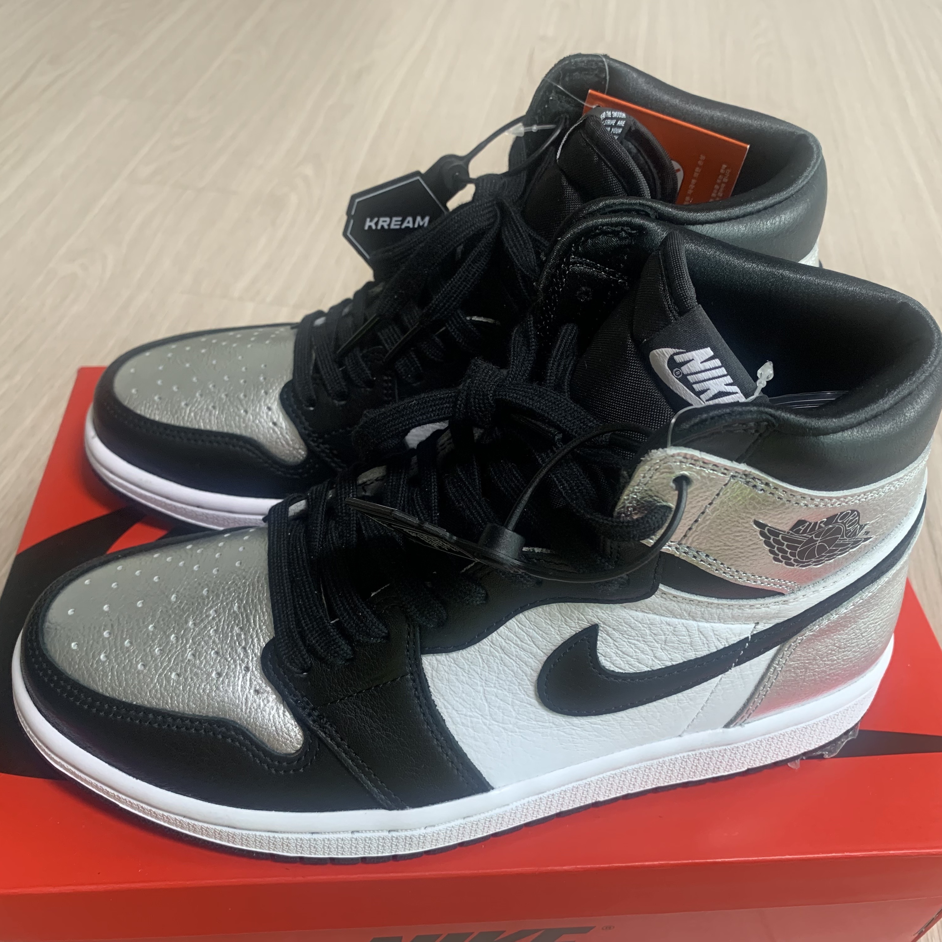 (W) Jordan 1 Retro High OG Silver Toe 착용 스타일 - 1