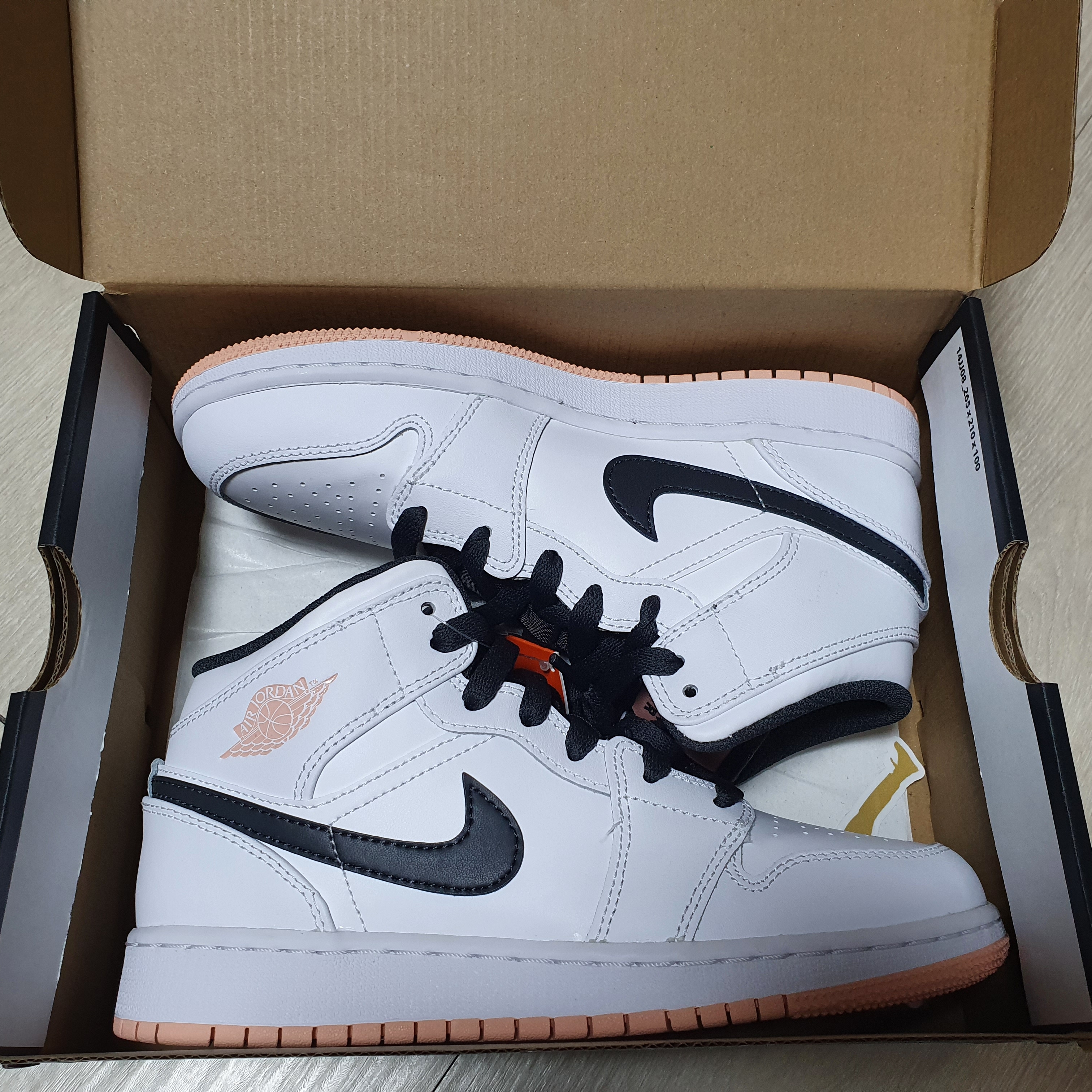 (W) Nike Dunk Low Laser Orange, (GS) Jordan 1 Low Dark Powder Blue 착용 스타일 - 3