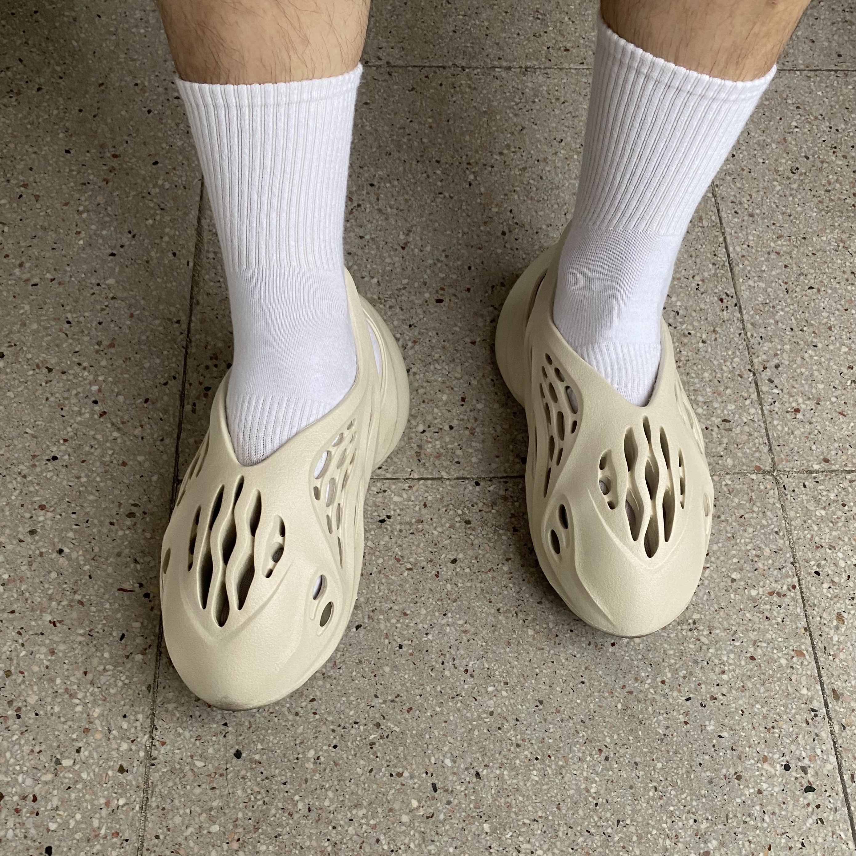 Adidas Yeezy Foam RNNR Sand 착용 스타일