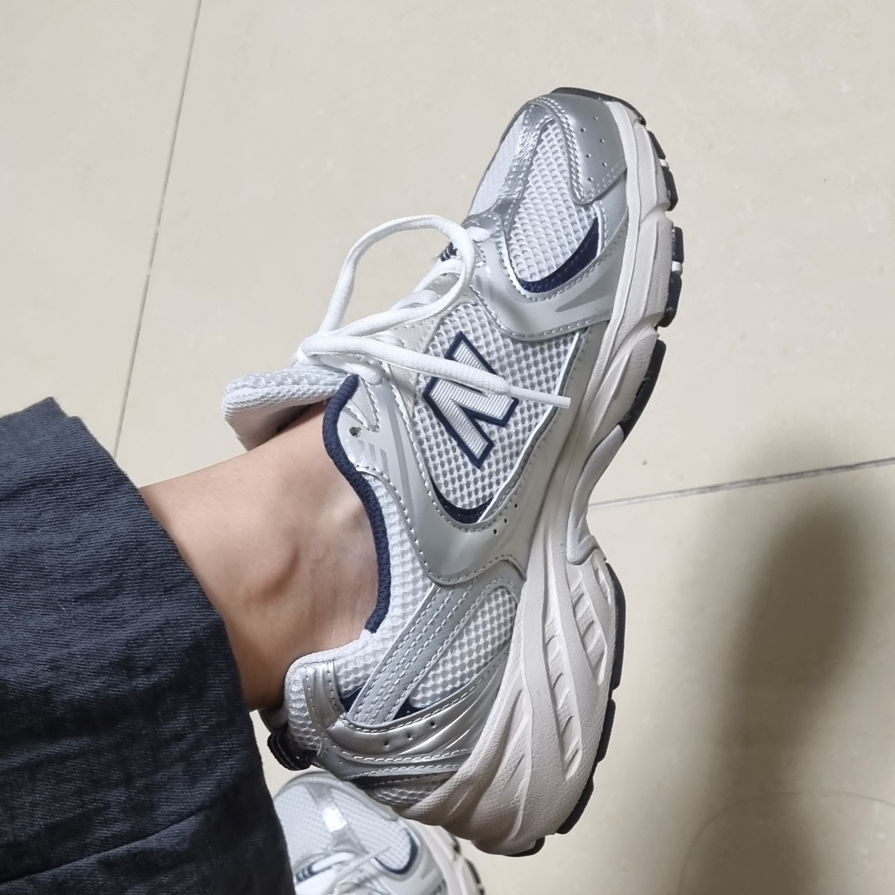 New Balance 530 Steel Grey 착용 스타일