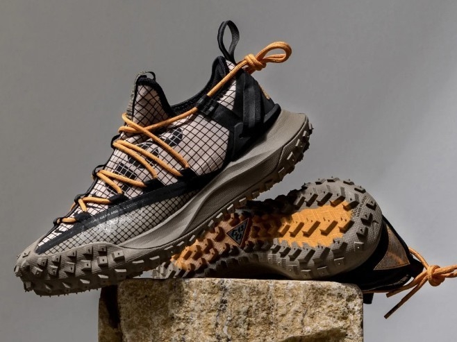 Nike ACG Mountain Fly Low Fossil Stone 착용 스타일 - 2