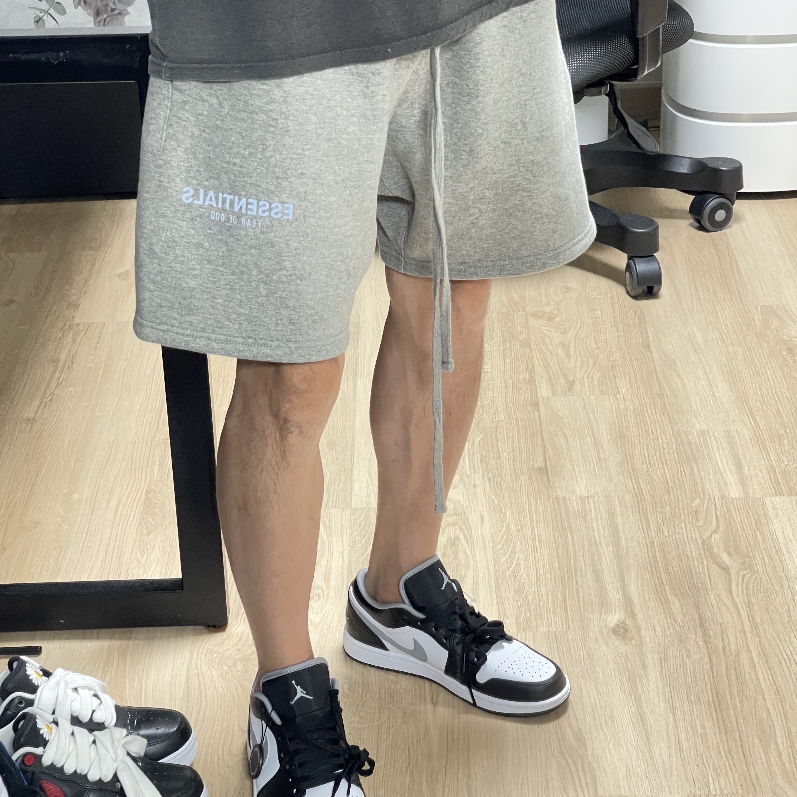 Jordan 1 Low Black Particle Grey, Essentials Sweatshorts Heather Oatmeal - 21SS 착용 스타일 - 2