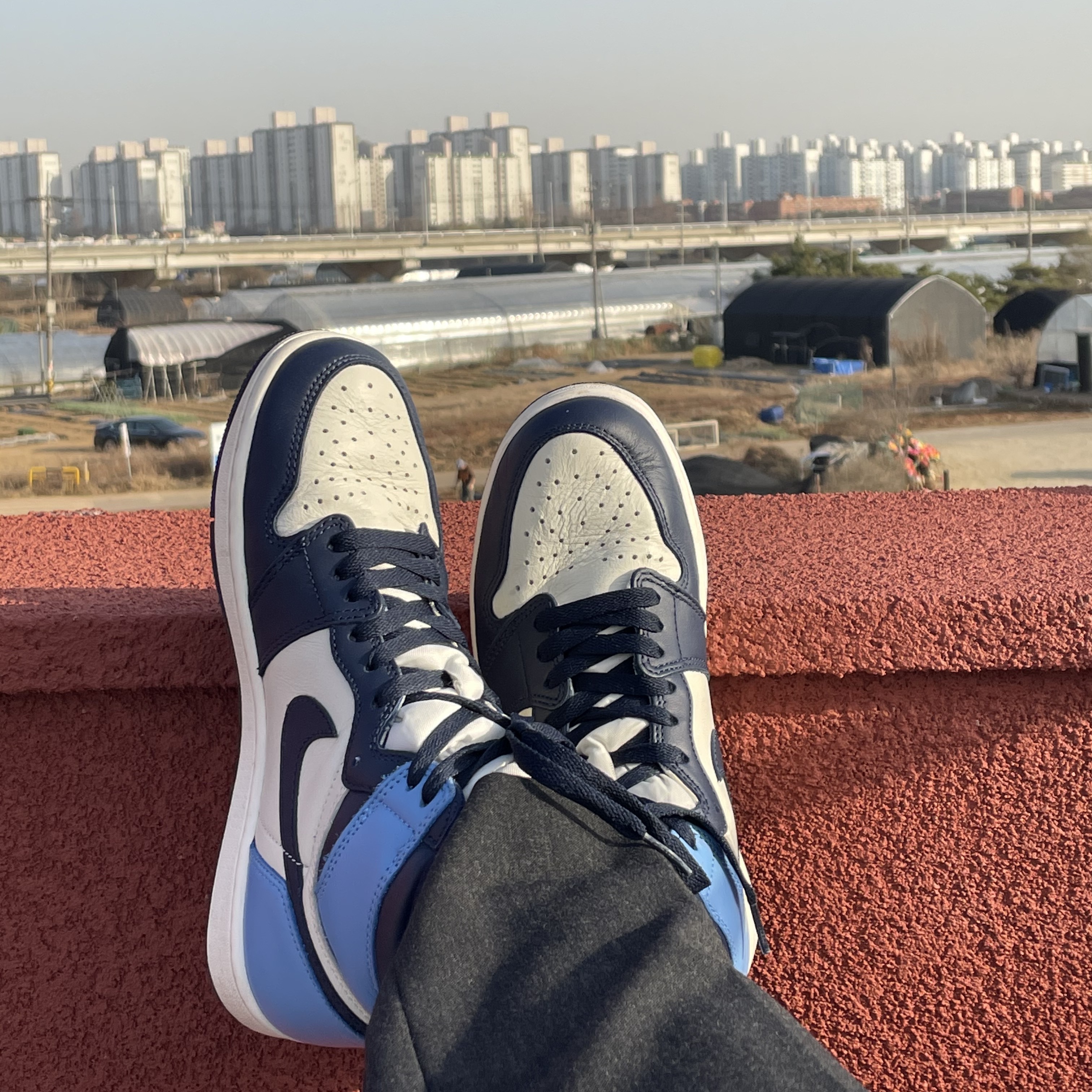 Jordan 1 Retro High Obsidian UNC 착용 스타일 - 3