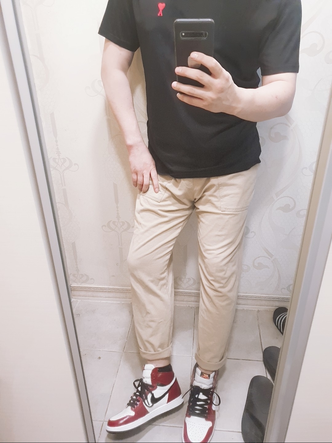 Jordan 1 Retro High OG Light Fusion Red, AMI de Coeur T-Shirt Black 착용 스타일 - 2