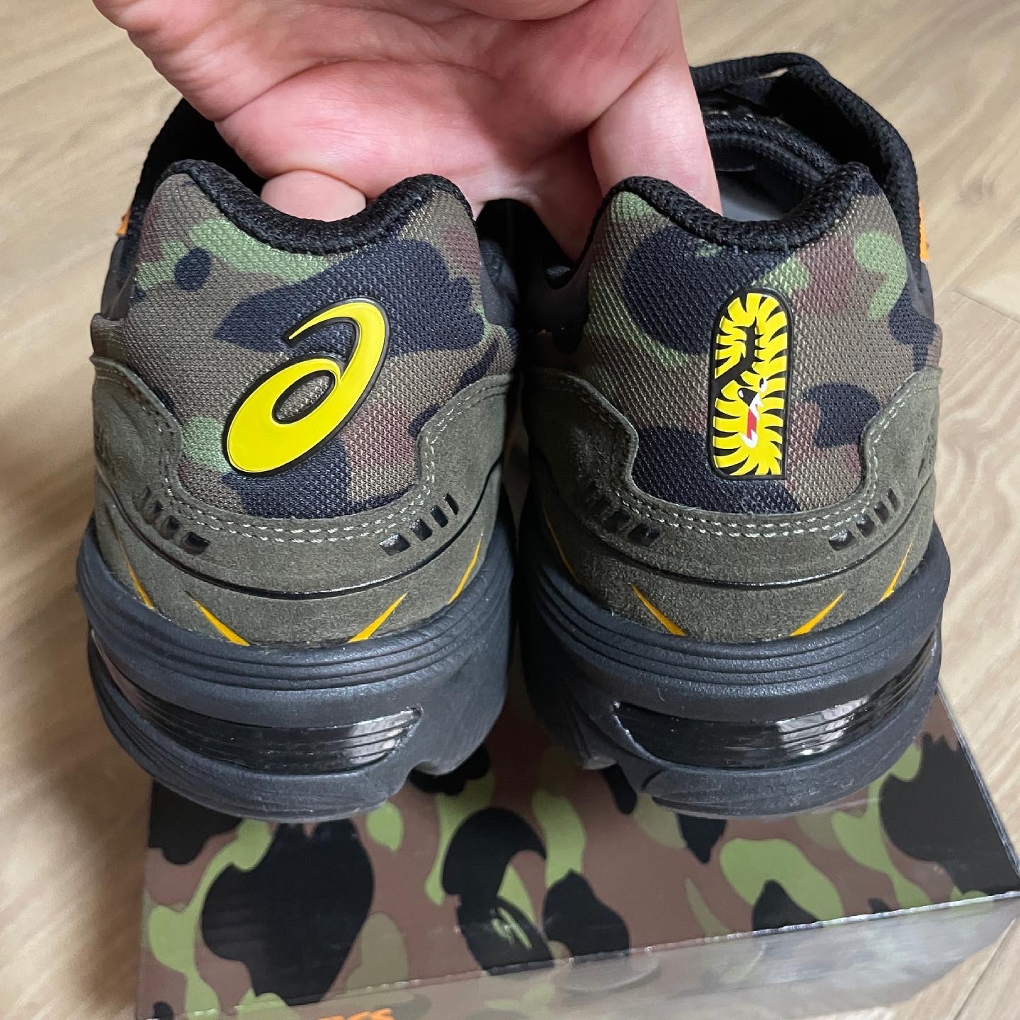 Asics x BAPE Gel-1090 Tiger Camo 착용 스타일 - 5