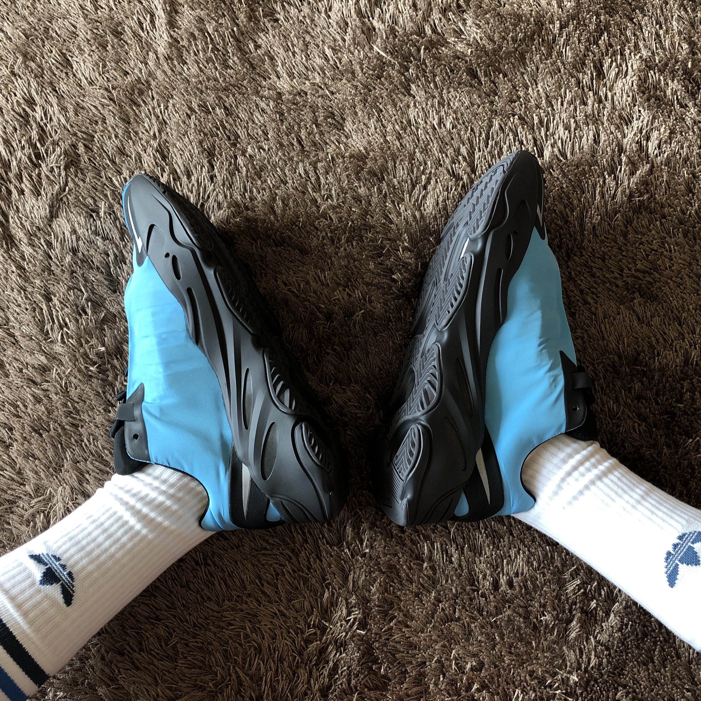 Adidas Yeezy Boost 700 MNVN Bright Cyan 착용 스타일 - 1