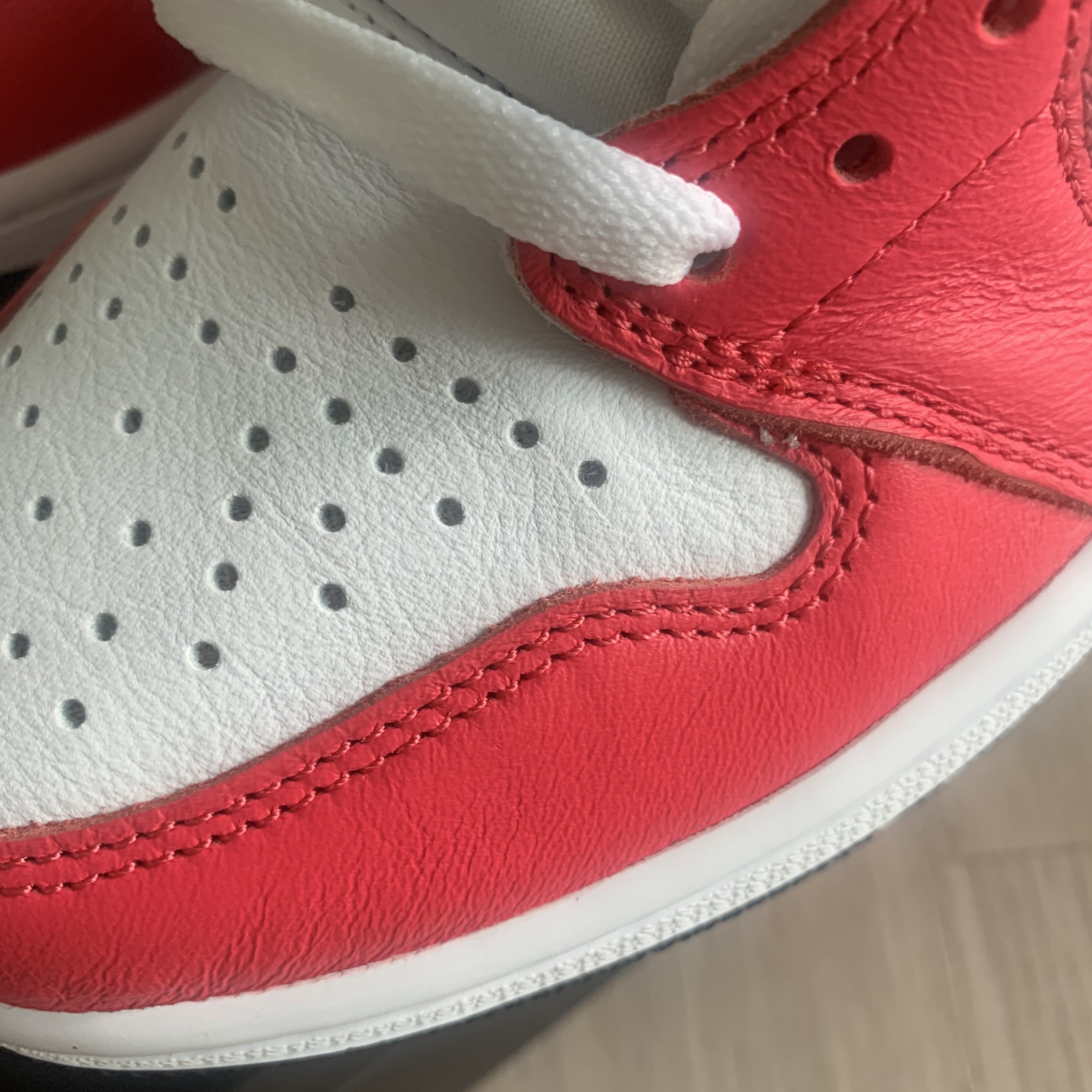 Jordan 1 Retro High OG Light Fusion Red 착용 스타일 - 5