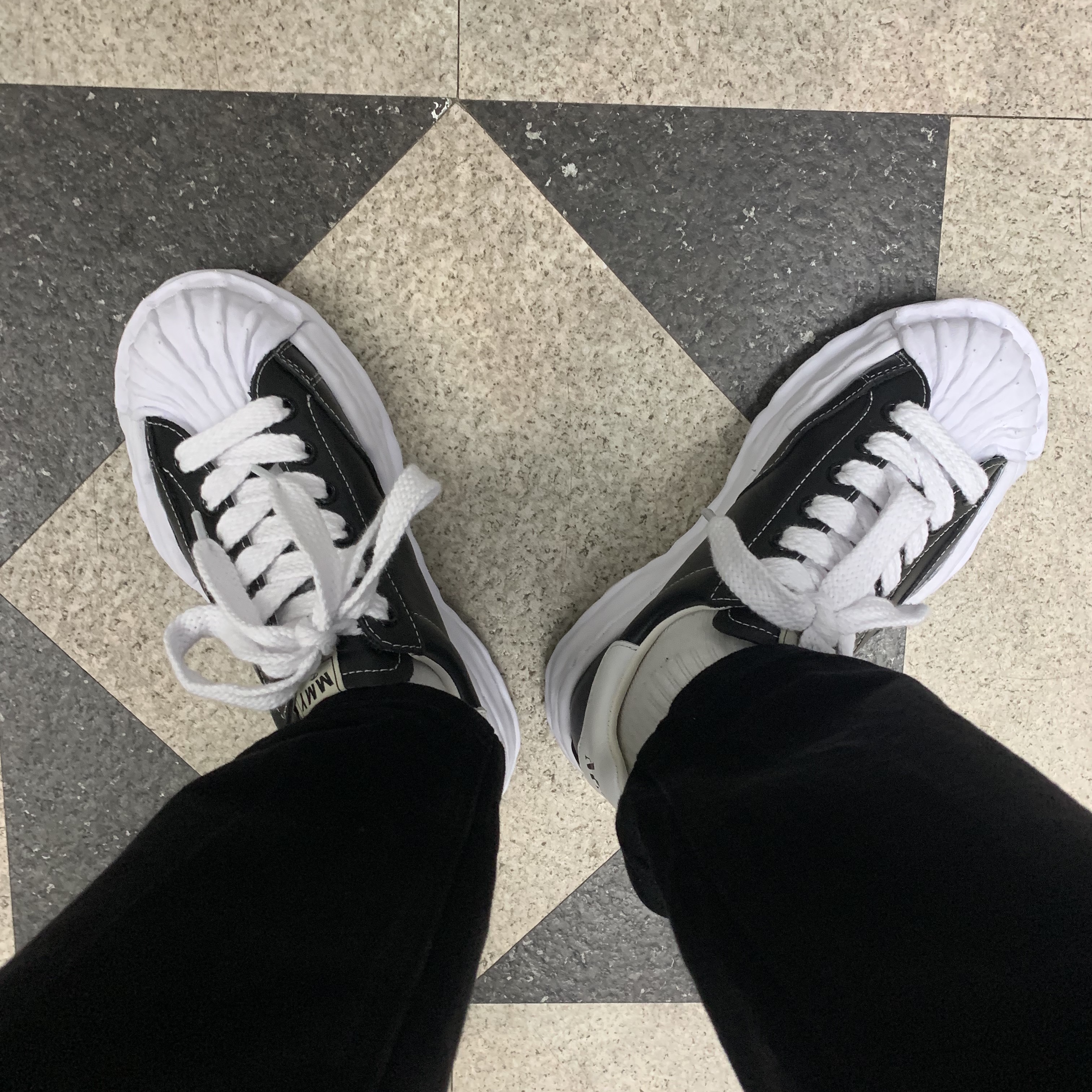 Maison Mihara Yasuhiro Blakey OG Sole Leather Low-top Sneakers Black 착용 스타일