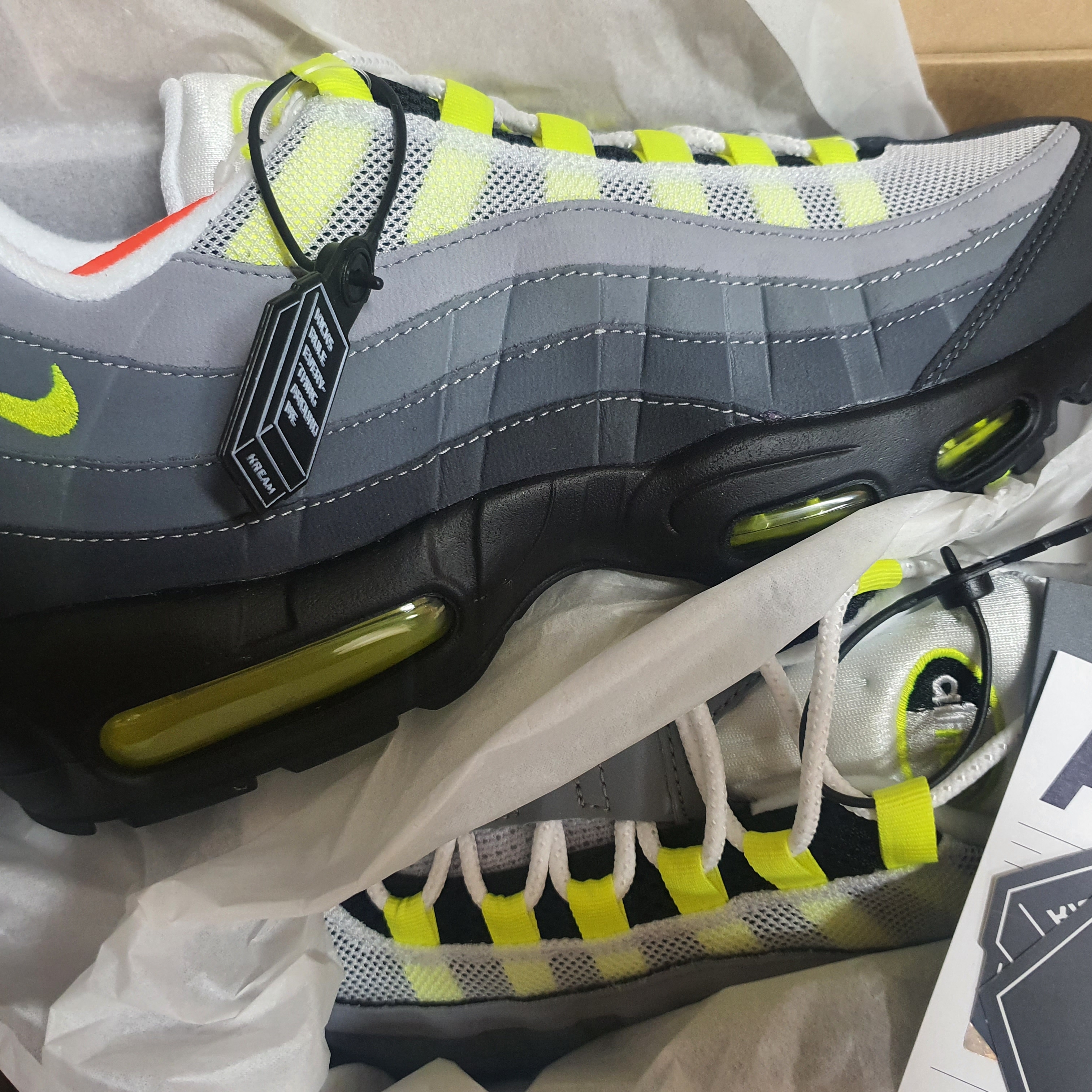 Nike Air Max 95 OG Neon Yellow 2020 착용 스타일 - 1