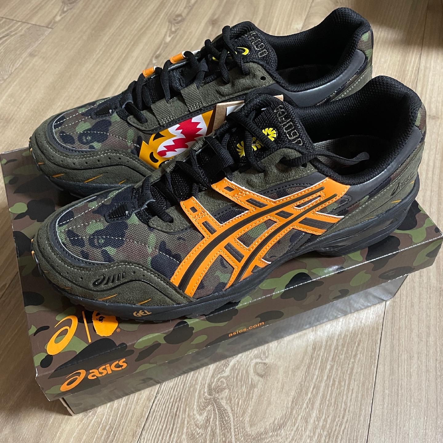 Asics x BAPE Gel-1090 Tiger Camo 착용 스타일 - 1
