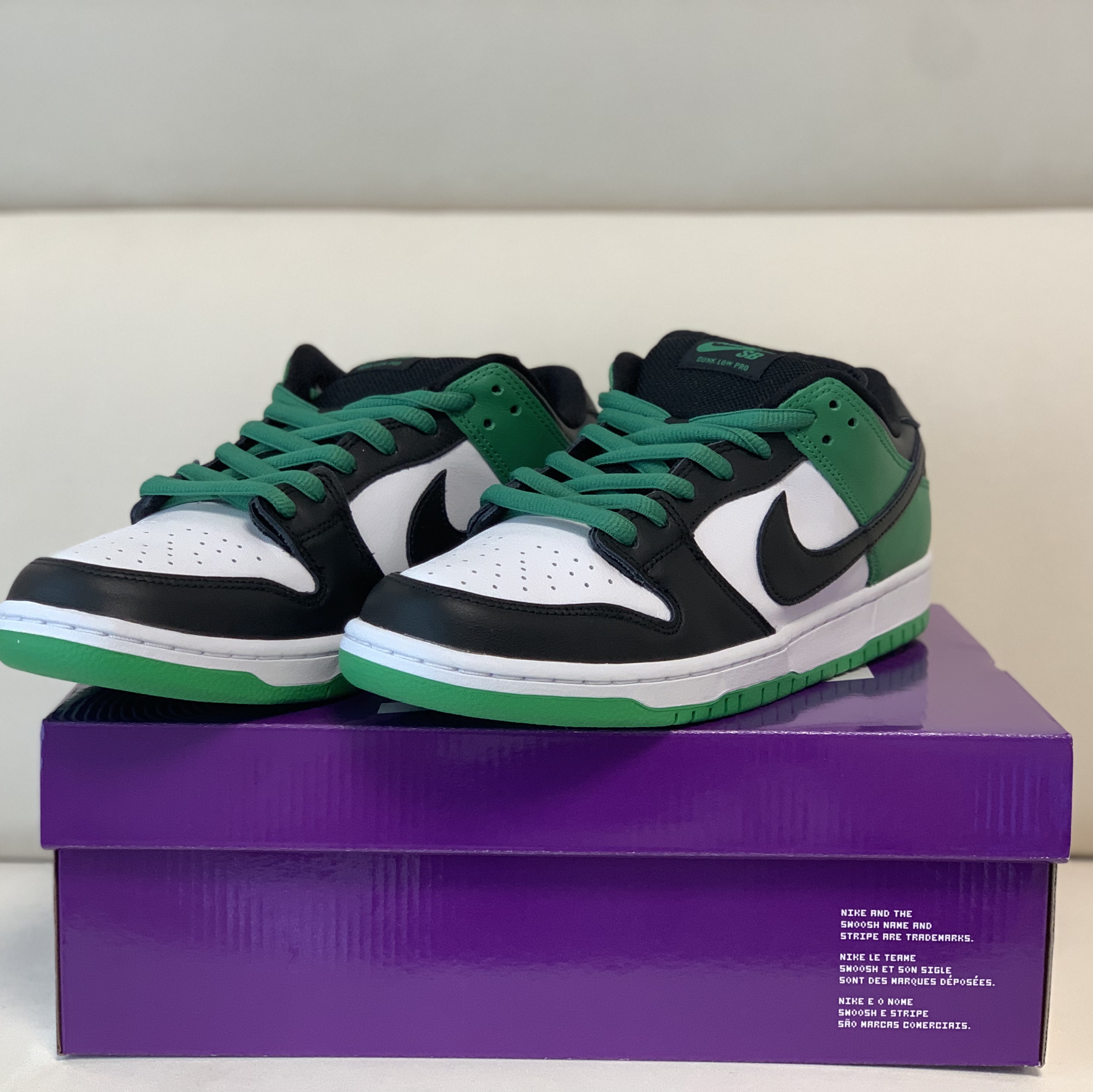 Nike SB Dunk Low Pro Black and Classic Green 착용 스타일 - 1