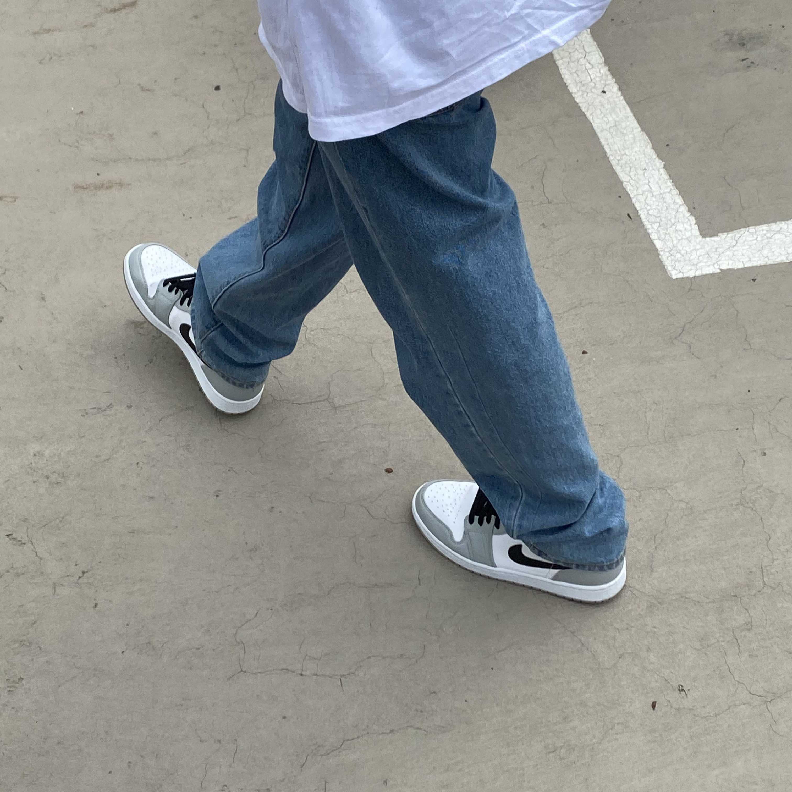 Jordan 1 Mid Light Smoke Grey 착용 스타일