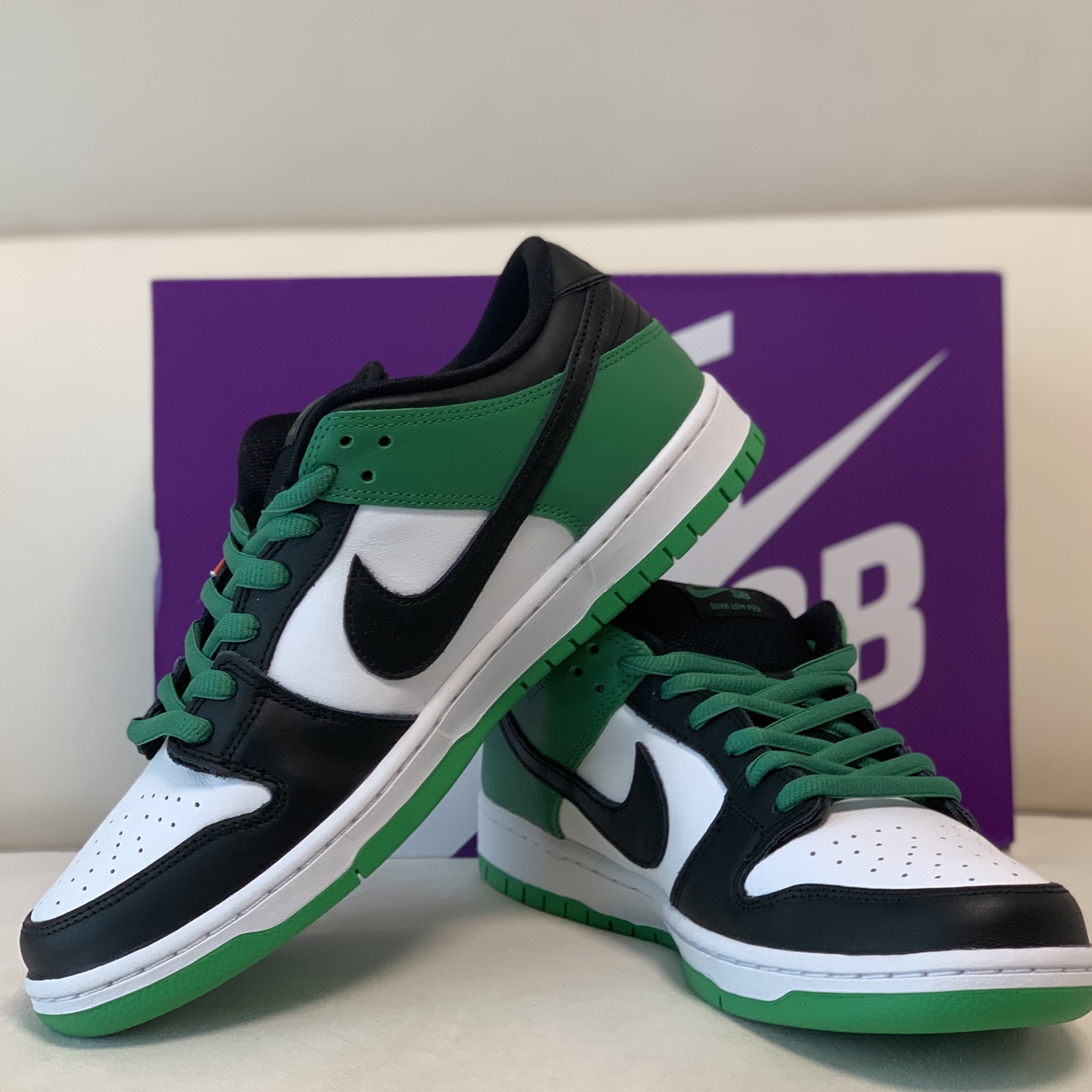Nike SB Dunk Low Pro Black and Classic Green 착용 스타일 - 2