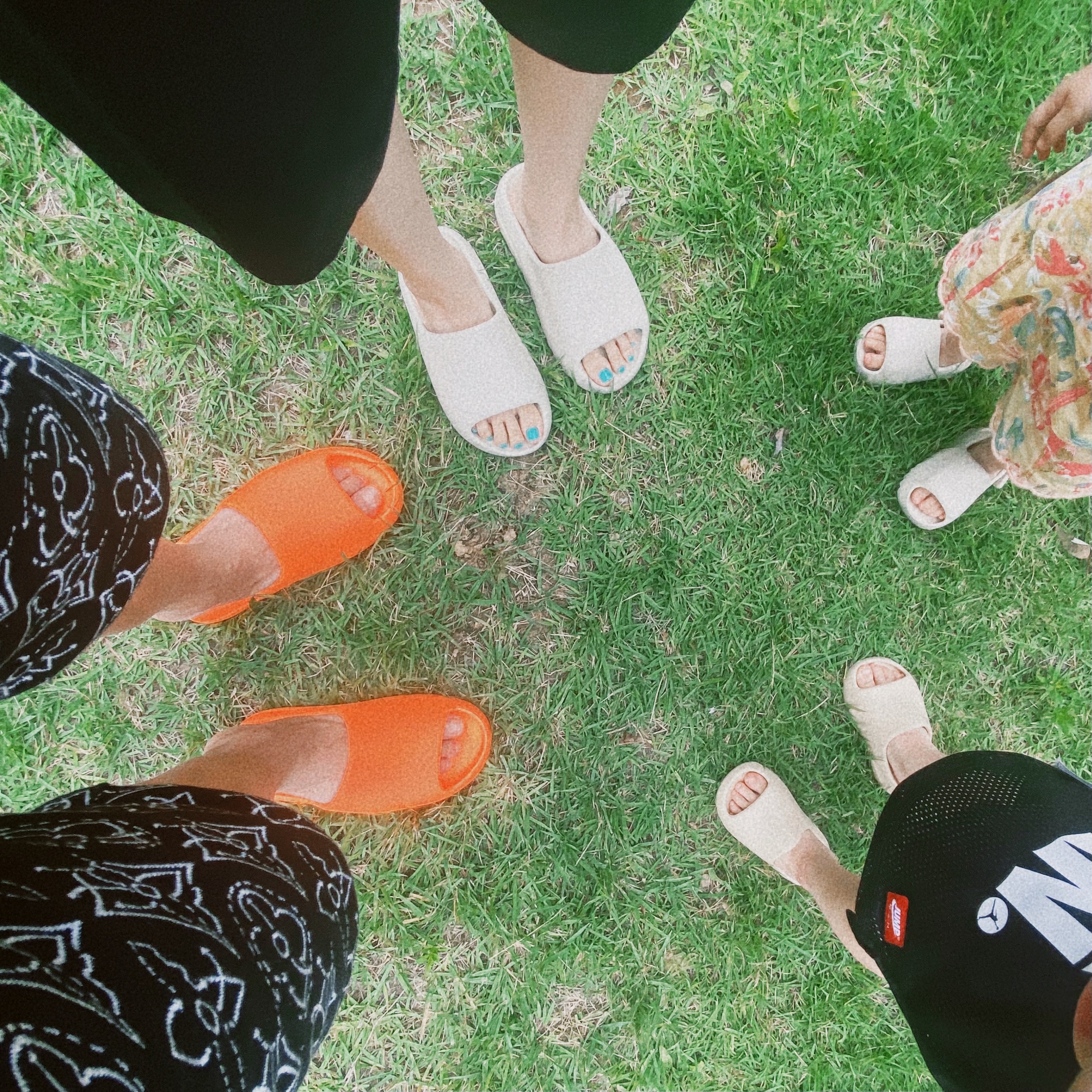 Adidas Yeezy Slide Enflame Orange, Adidas Yeezy Slide Bone 착용 스타일