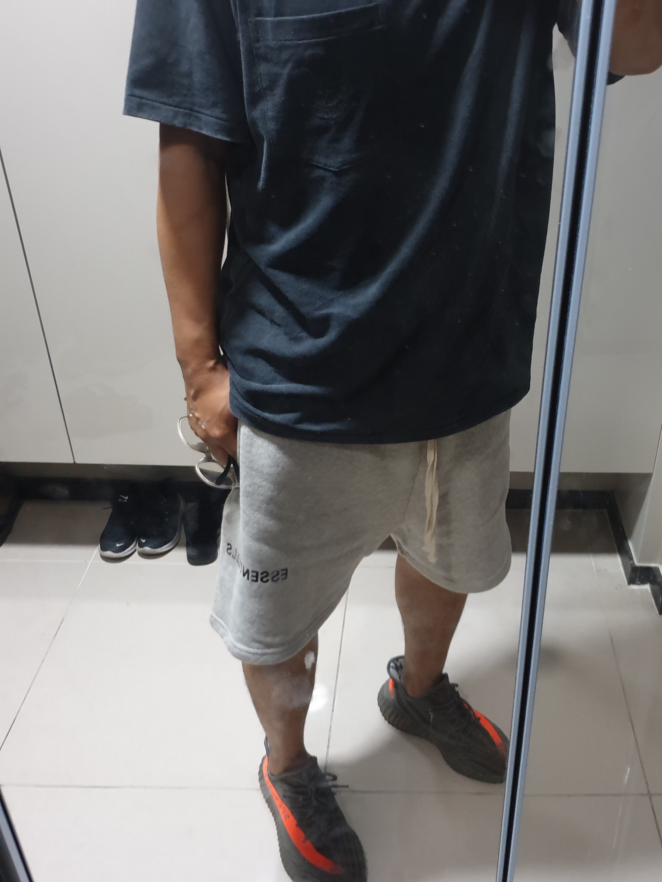 Essentials Sweatshorts Pebble - Nordstrom Exclusive, Adidas Yeezy Boost 350 V2 Beluga 착용 스타일