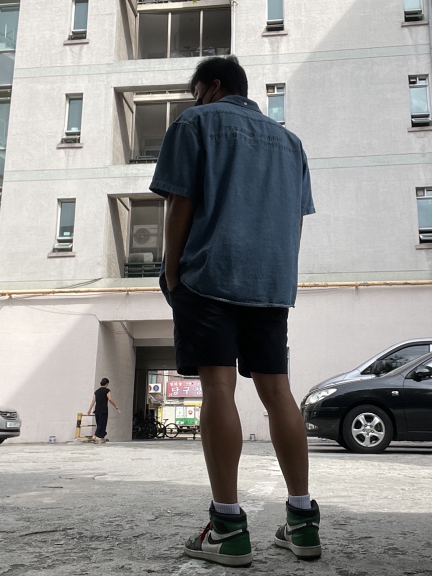 Supreme Embossed Denim S/S Shirt Blue - 21SS, Jordan 1 Retro High OG Pine Green Black 착용 스타일