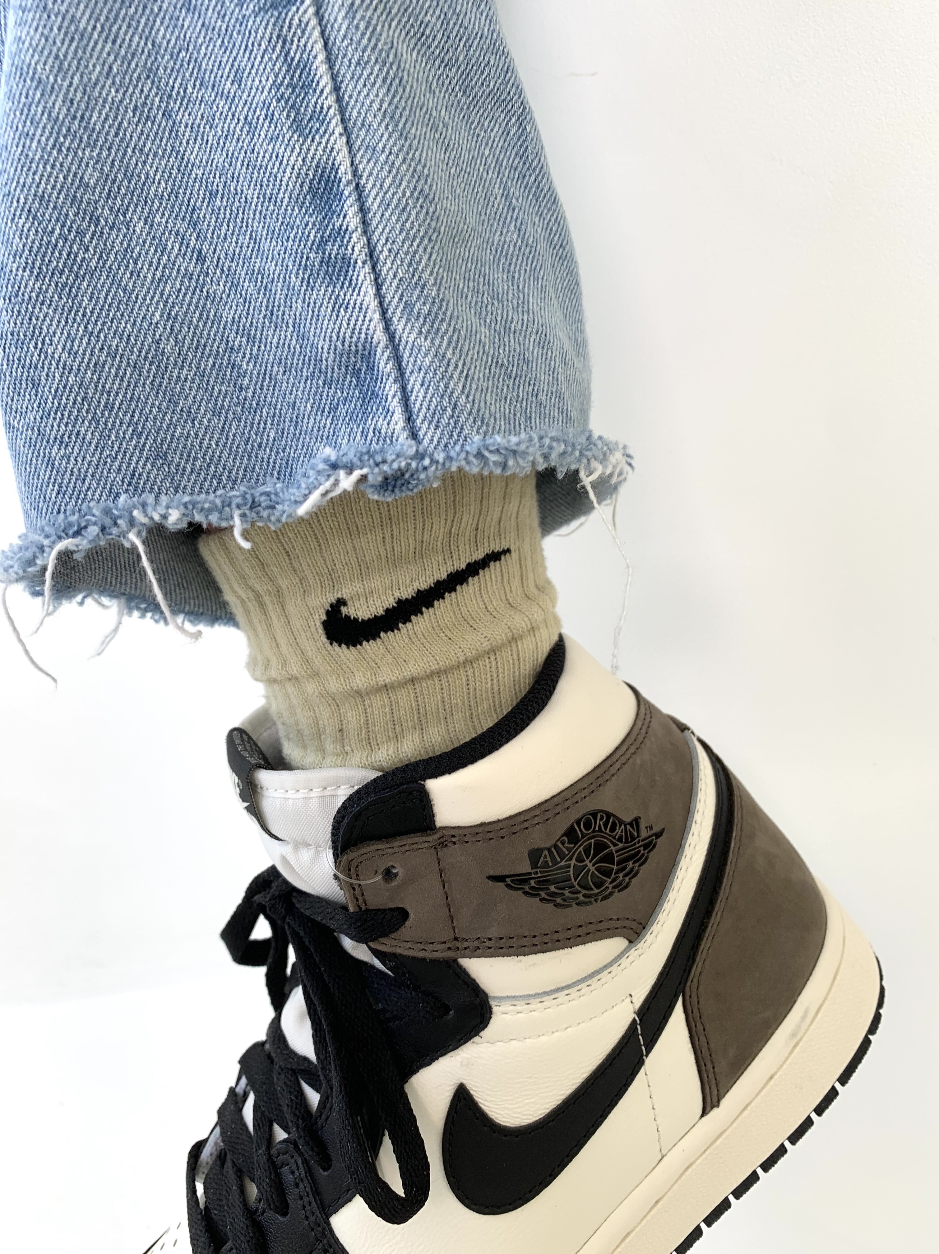 Jordan 1 Retro High OG Black Mocha 착용 스타일 - 3