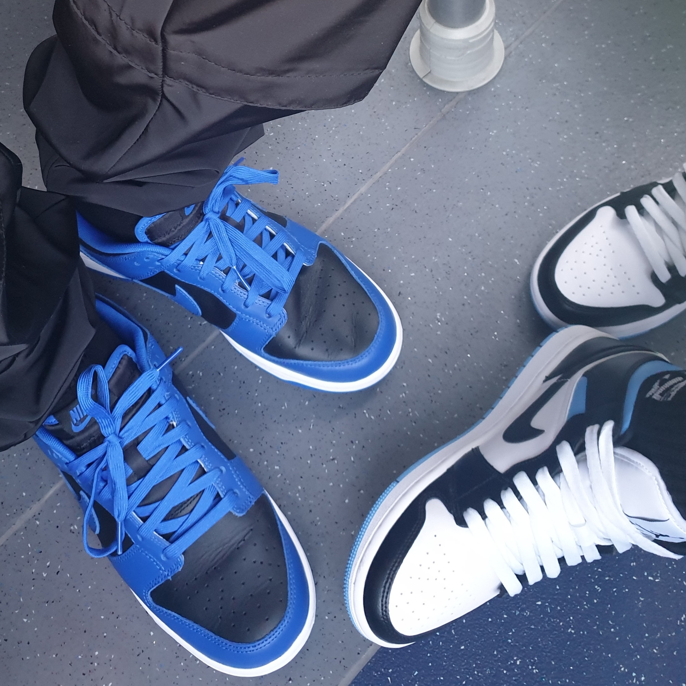 (W) Jordan 1 Mid White Black University Blue, Nike Dunk Low Retro Hyper Cobalt 착용 스타일